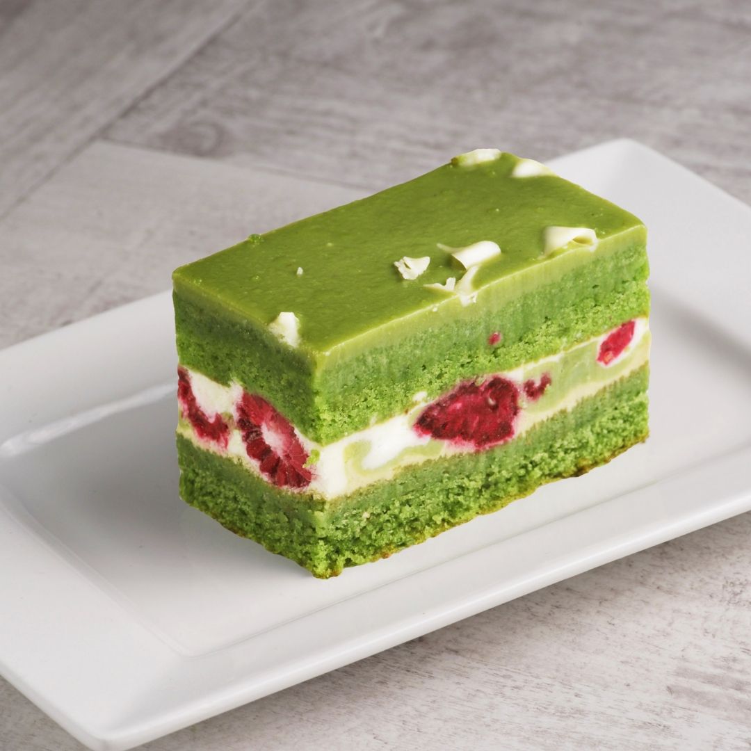 Солоноватый вкус фисташки с нежным муссом и спелой малиной - невероятно сочный! Сверху украшен стружкой белого шоколада. изображение 2