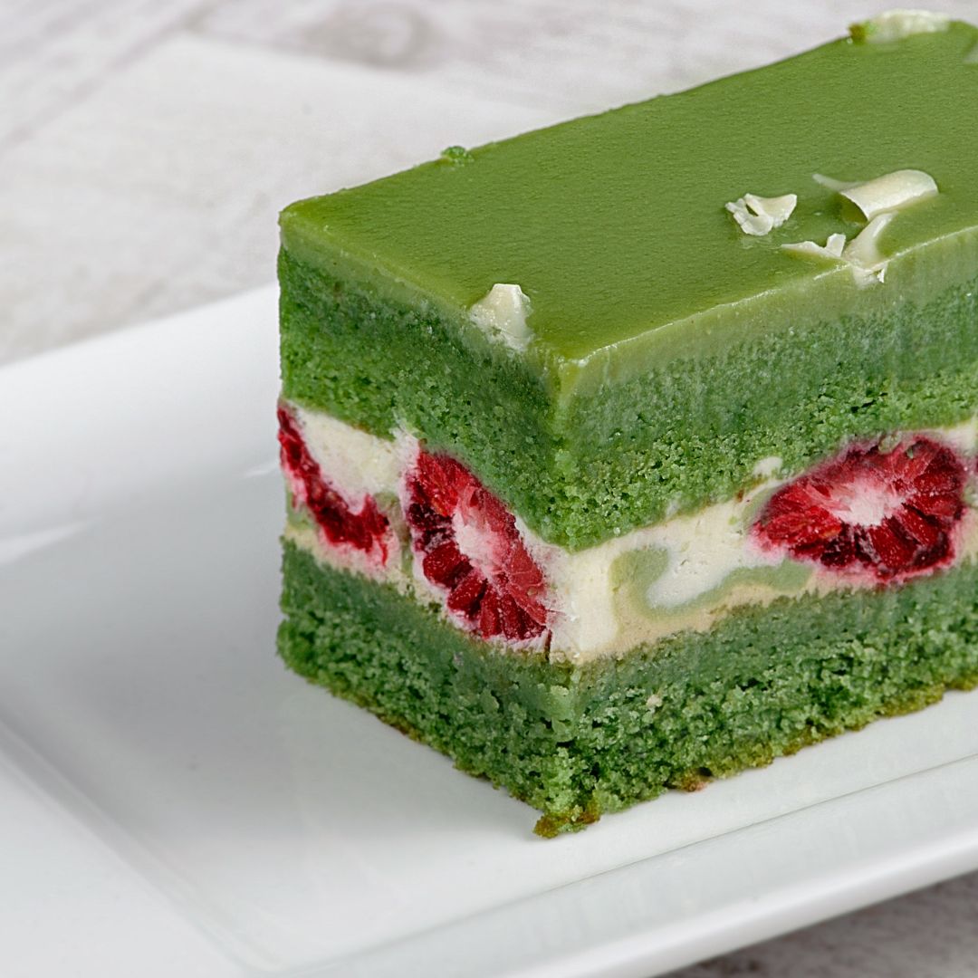 Солоноватый вкус фисташки с нежным муссом и спелой малиной - невероятно сочный! Сверху украшен стружкой белого шоколада. изображение 3