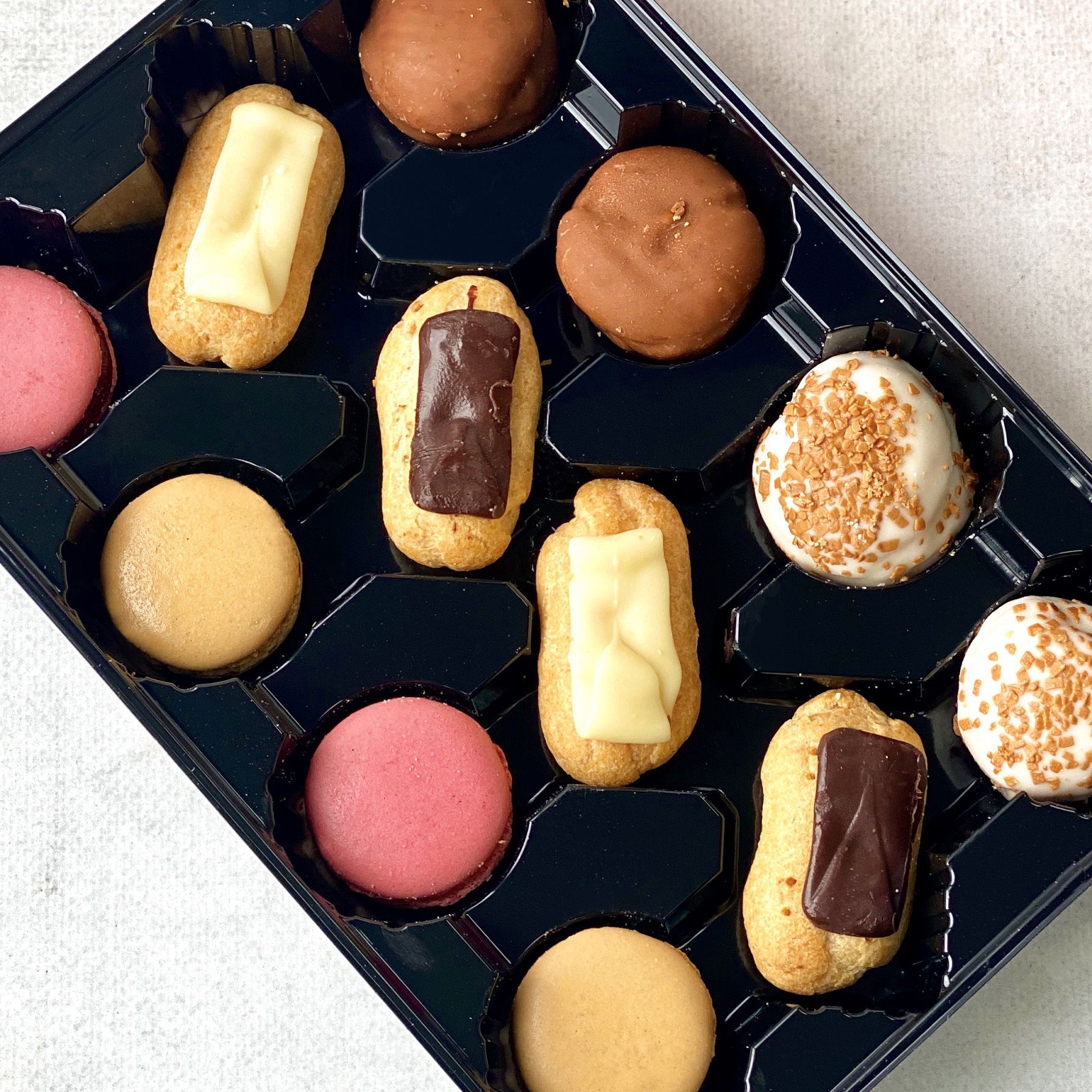 Ассорти (макаруны, профитроли, мини эклеры) изображение 3