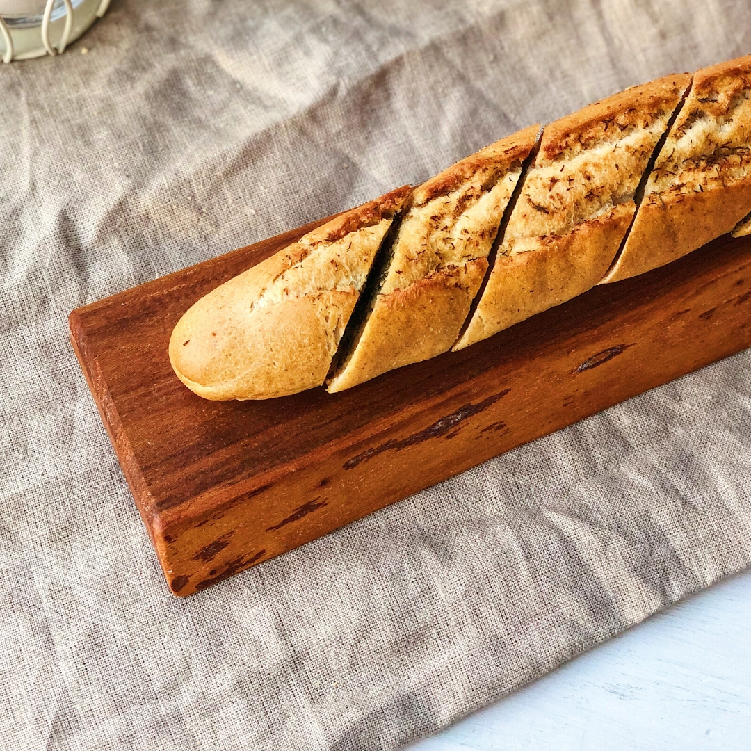 Французский багет с начинкой из чесночного масла.  изображение 2