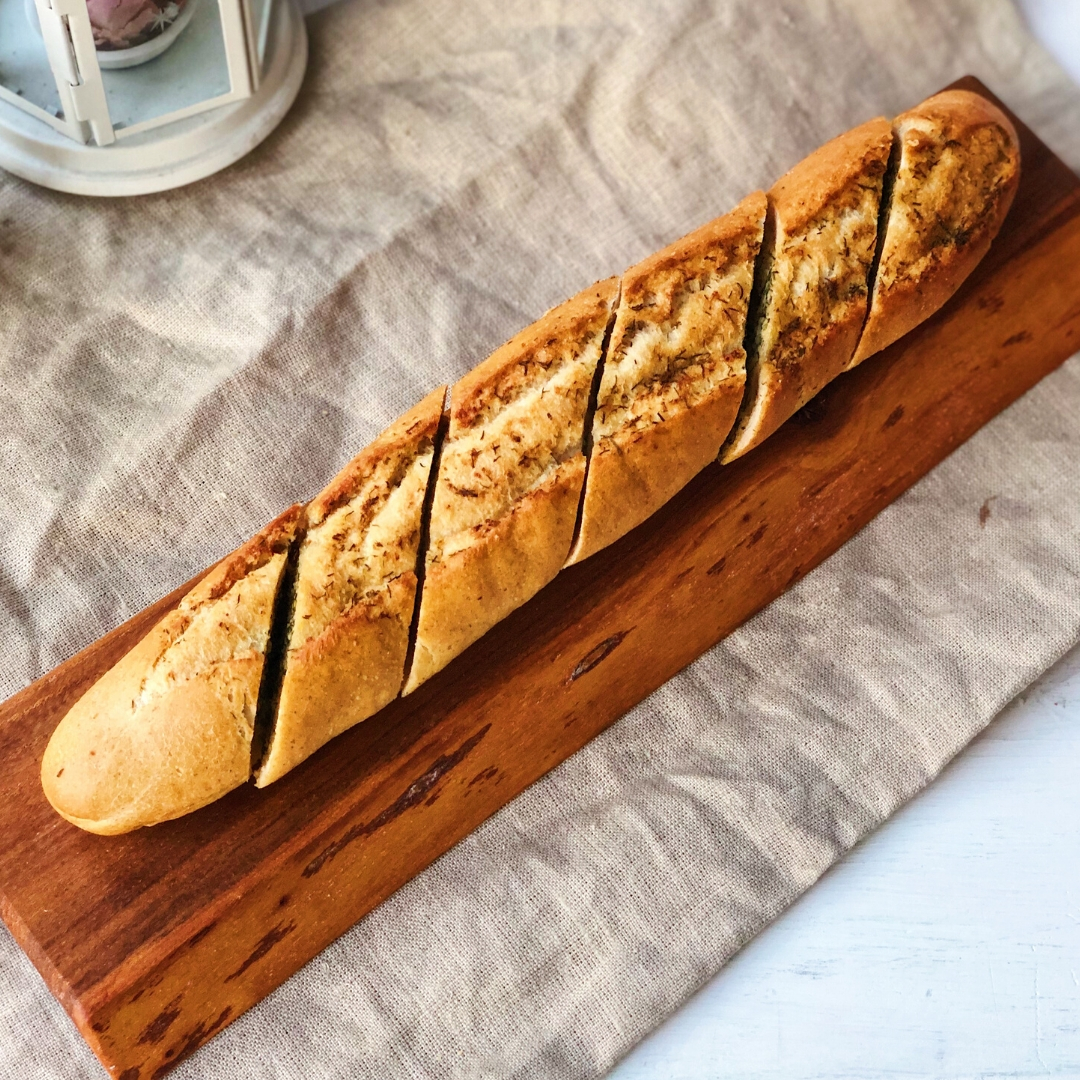 Французский багет с начинкой из чесночного масла.  изображение 3