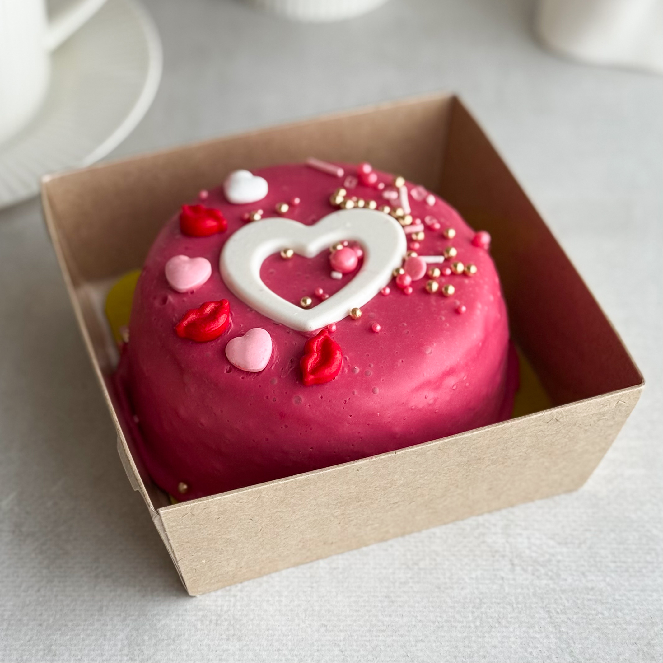 Бенто-торт ЧК «ONE TROPIC» (день влюблённых, 8 марта) в индивид.упаковке. Нежный чизкейк с начинкой из ананасового конфитюра с кусочками ананаса на тонкой песочной подложке в лимитированном дизайне. изображение 1