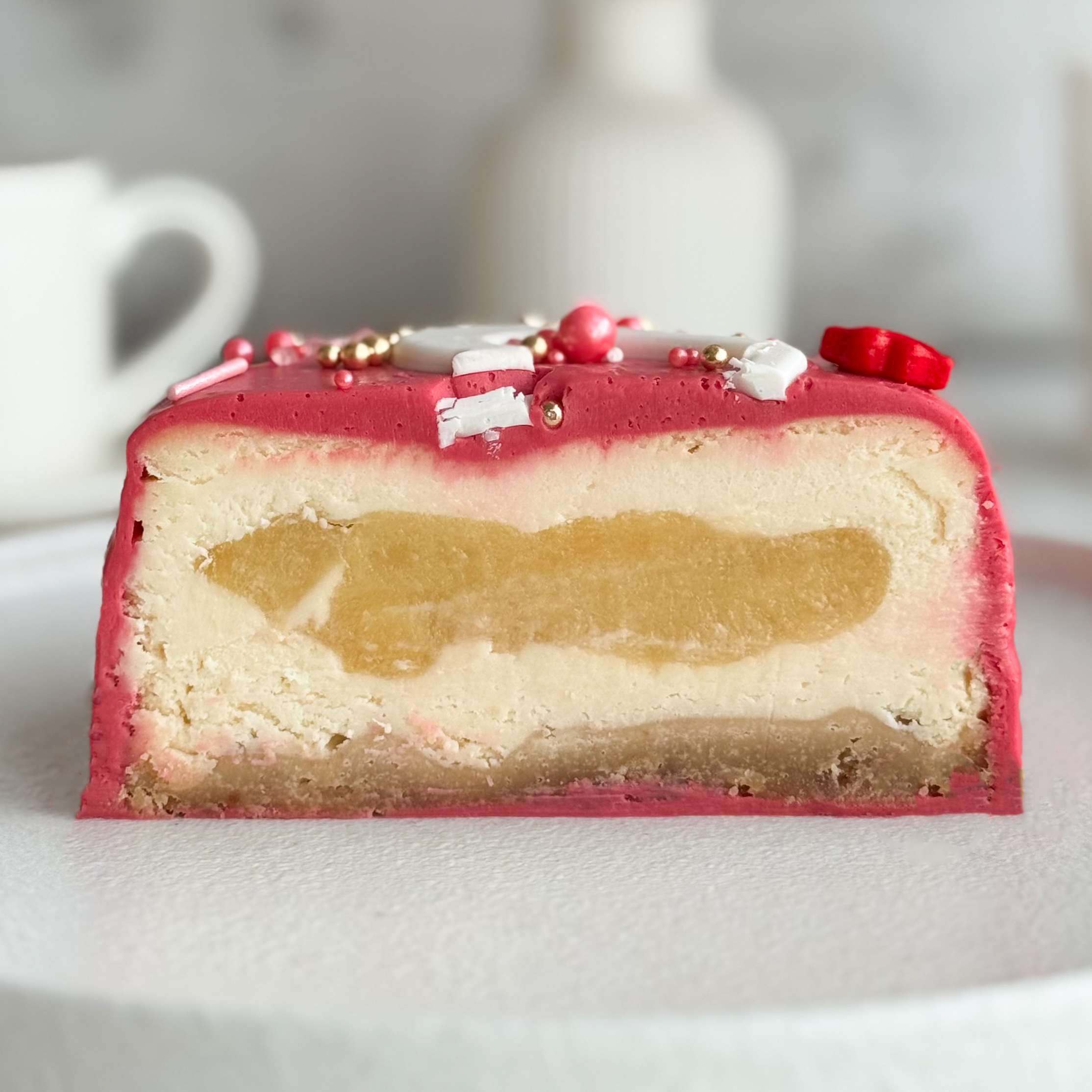 Бенто-торт ЧК «ONE TROPIC» (день влюблённых, 8 марта) в индивид.упаковке. Нежный чизкейк с начинкой из ананасового конфитюра с кусочками ананаса на тонкой песочной подложке в лимитированном дизайне. изображение 2