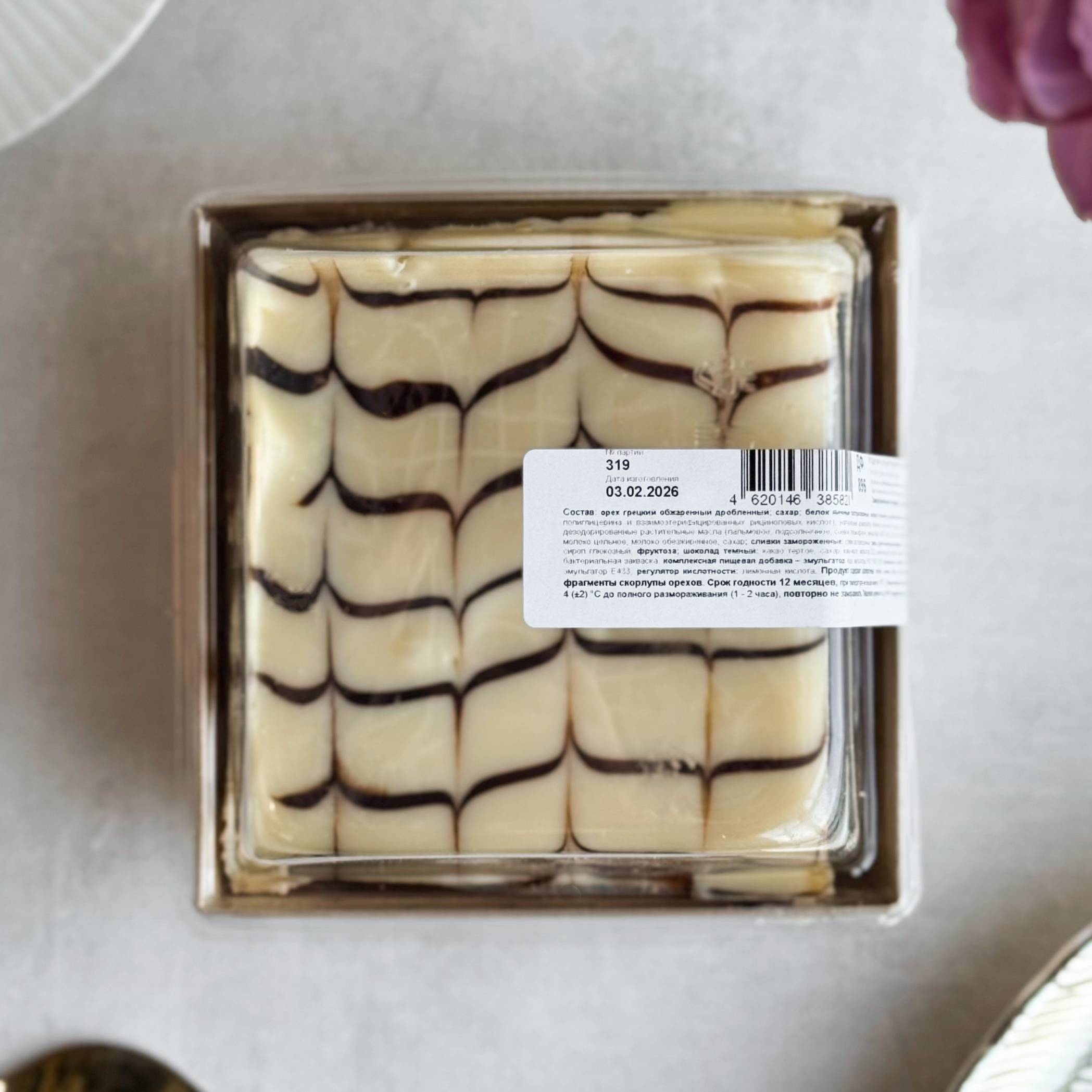  Бенто-торт Эстерхази в индивид.упаковке. Изысканный классический торт из воздушного ванильно-орехового бисквита, щедро дополненного нежным ванильно-сливочным кремом и посыпанного дробленным орехом. Сверху украшен сахарной помадкой и классическим мраморным рисунком. изображение 4