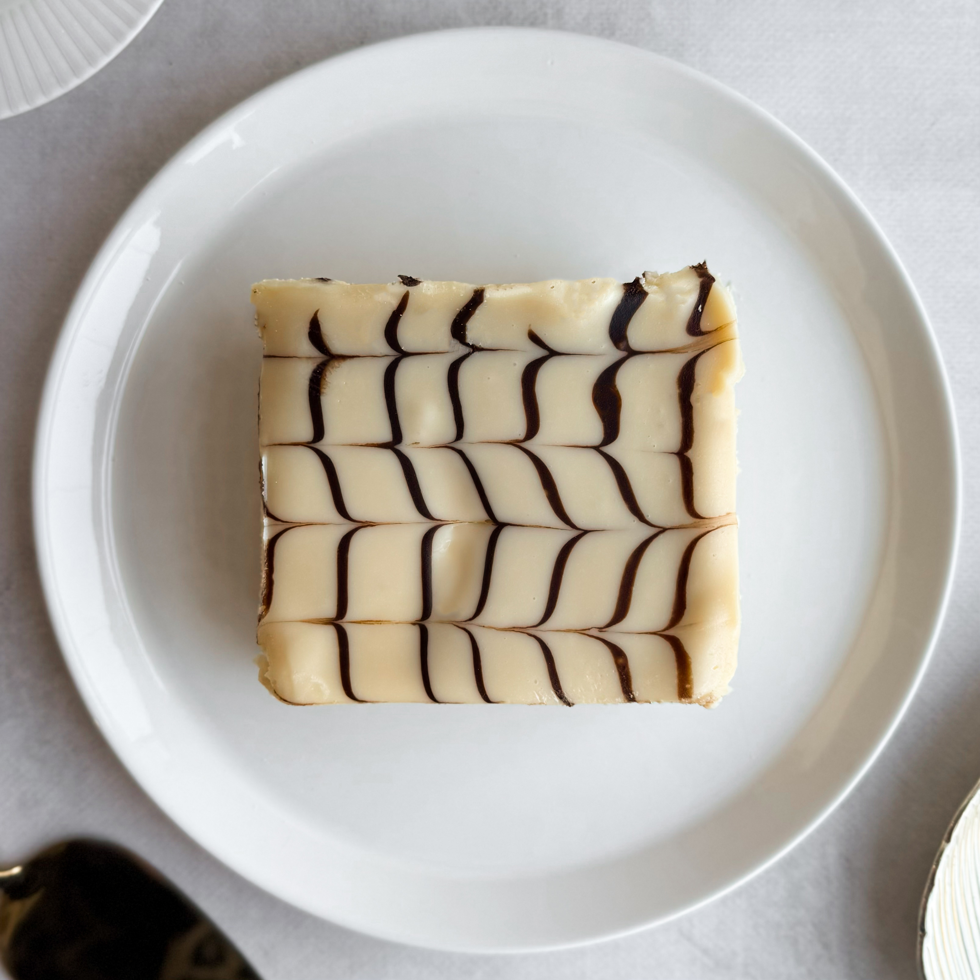  Бенто-торт Эстерхази в индивид.упаковке. Изысканный классический торт из воздушного ванильно-орехового бисквита, щедро дополненного нежным ванильно-сливочным кремом и посыпанного дробленным орехом. Сверху украшен сахарной помадкой и классическим мраморным рисунком. изображение 6