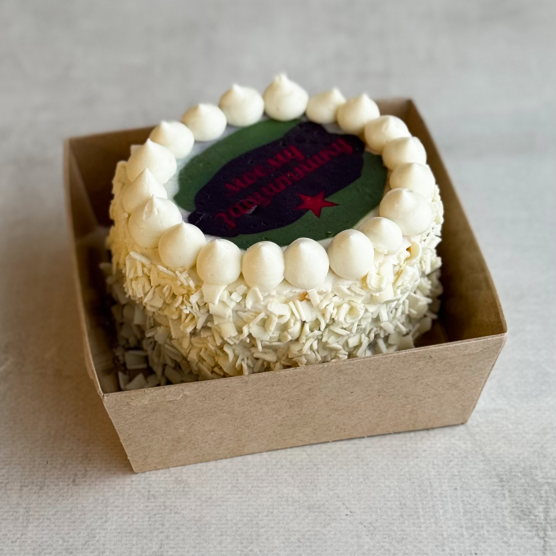 Бенто-торт Мальчик кудрявый (23 февраля) в индивид.упаковке. Сочный торт из слоев насыщенного шоколадного бисквита с грецким орехом и крема на основе варёной сгущёнки в праздничном лимитированном дизайне. изображение 2