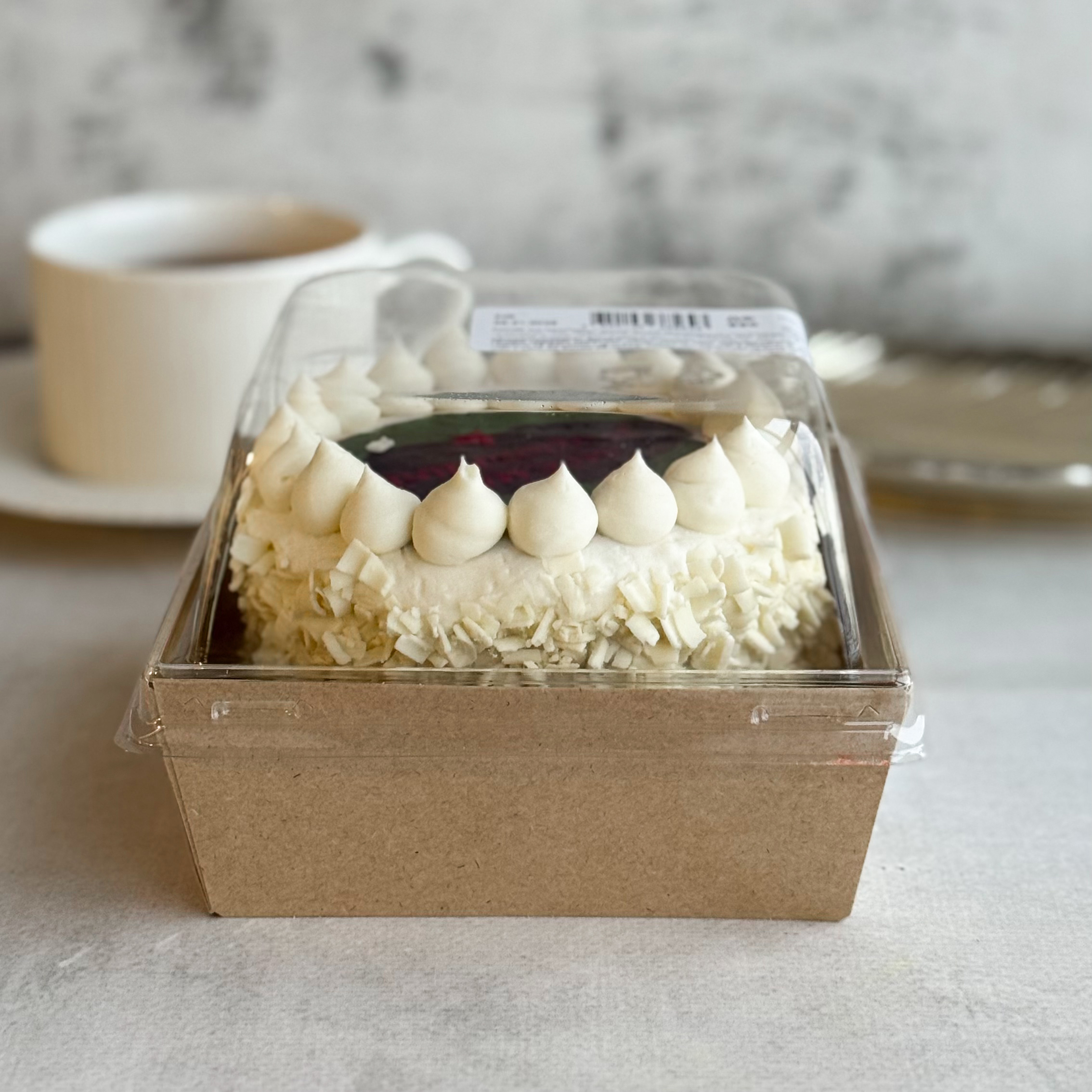 Бенто-торт Мальчик кудрявый (23 февраля) в индивид.упаковке. Сочный торт из слоев насыщенного шоколадного бисквита с грецким орехом и крема на основе варёной сгущёнки в праздничном лимитированном дизайне. изображение 3