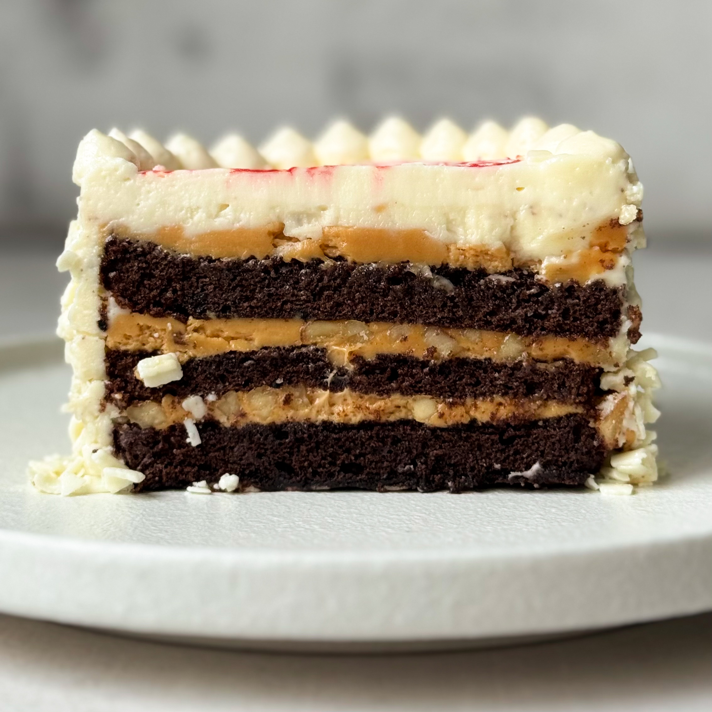  Бенто-торт Мальчик кудрявый  (Поздравляю) в индивид.упаковке. Сочный торт из слоев насыщенного шоколадного бисквита с грецким орехом и крема на основе варёной сгущёнки. Торт украшен белым шоколадом. изображение 2