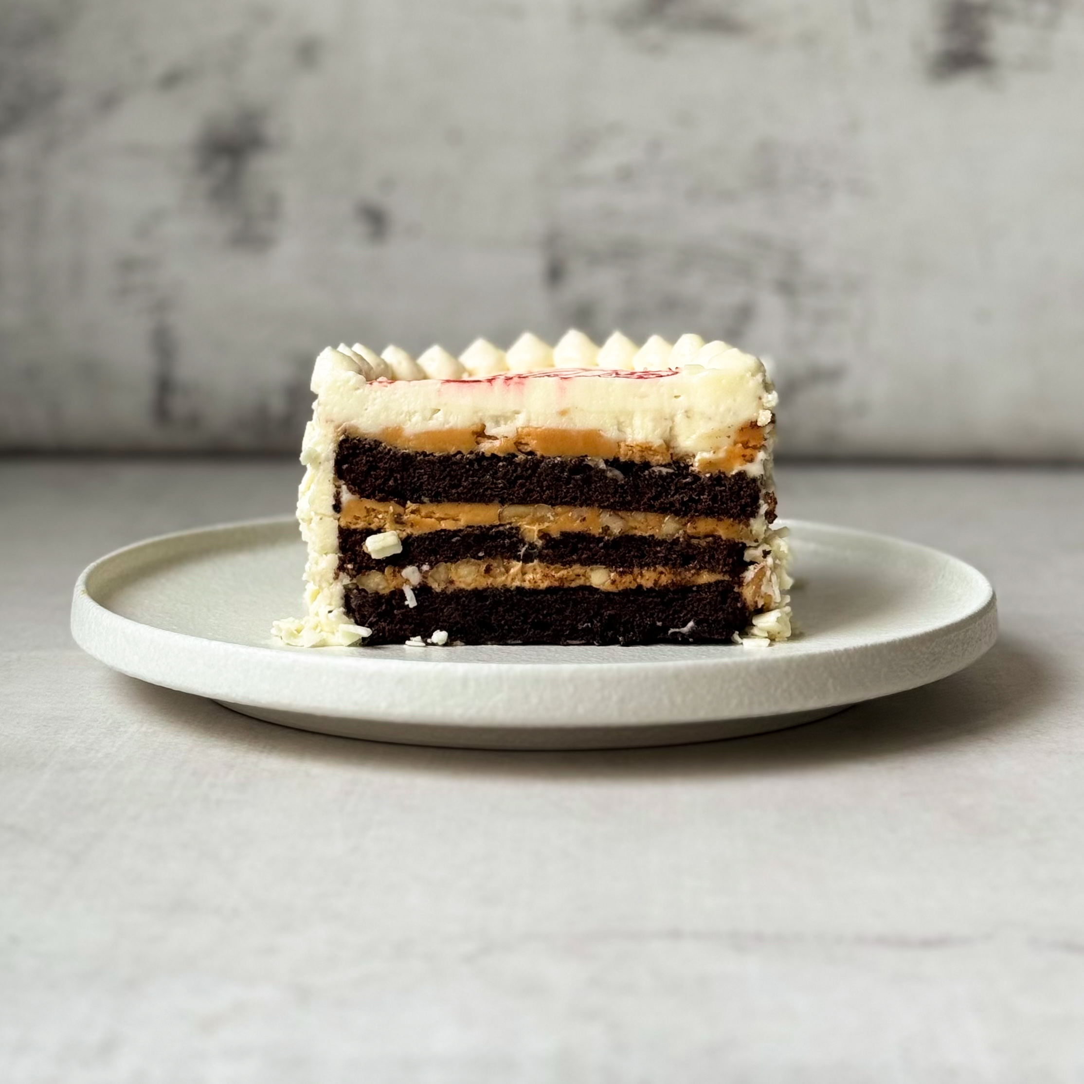  Бенто-торт Мальчик кудрявый  (Поздравляю) в индивид.упаковке. Сочный торт из слоев насыщенного шоколадного бисквита с грецким орехом и крема на основе варёной сгущёнки. Торт украшен белым шоколадом. изображение 6