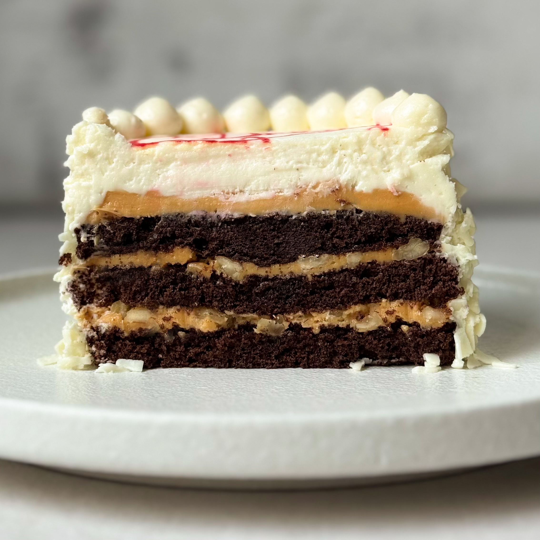  Бенто-торт Мальчик кудрявый  (С Днём Рождения!) в индивид.упаковке. Сочный торт из слоев насыщенного шоколадного бисквита с грецким орехом и крема на основе варёной сгущёнки. Торт украшен белым шоколадом. изображение 2