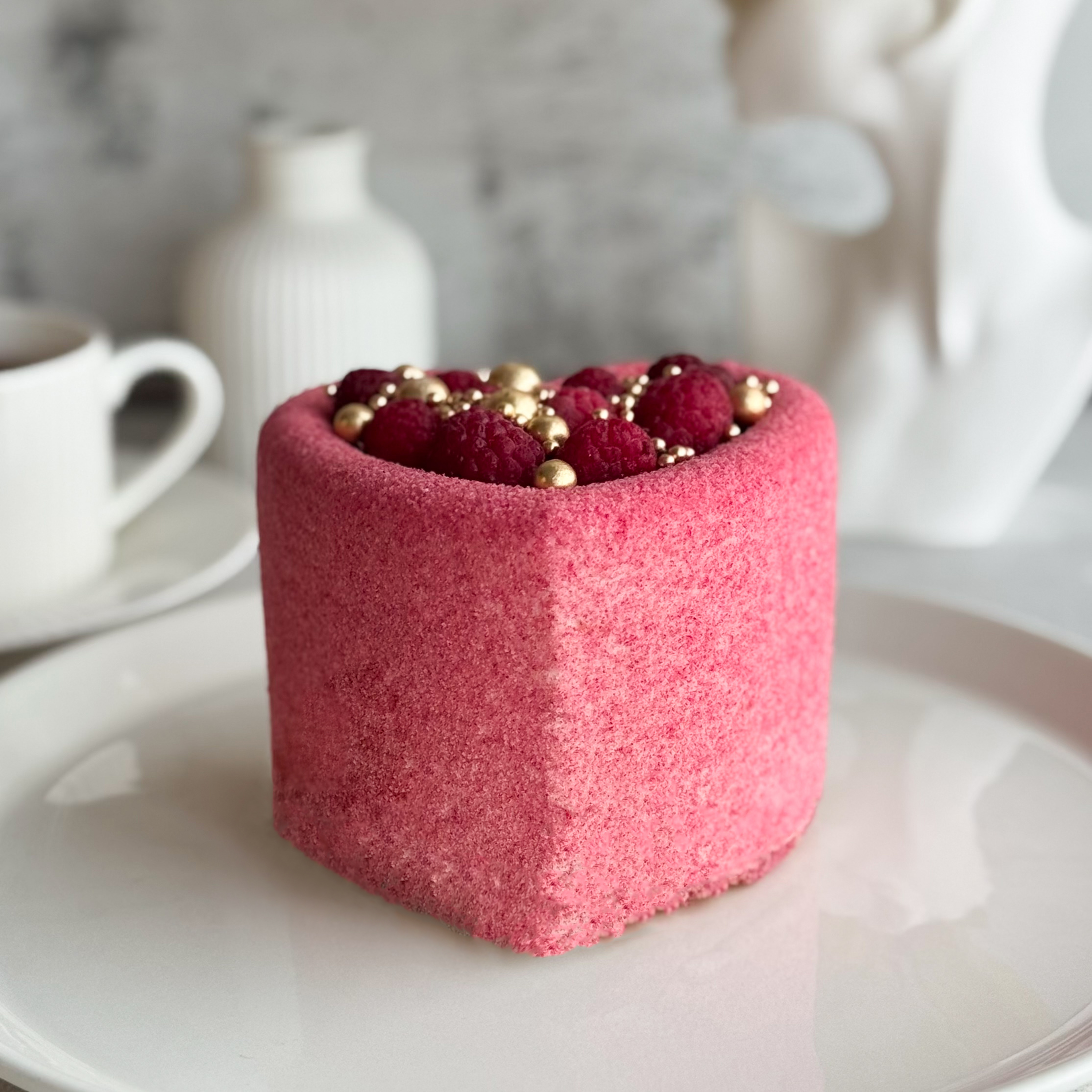 Бенто-торт Праздничный (Сердце с малиной) в индивид.упаковке. Нежный муссовый бенто-торт в форме сердца с начинкой из ананасового конфитюра с кусочками ананаса на тонкой бисквитной подложке. Торт украшен спелыми ягодами малины и золотым декором. изображение 5