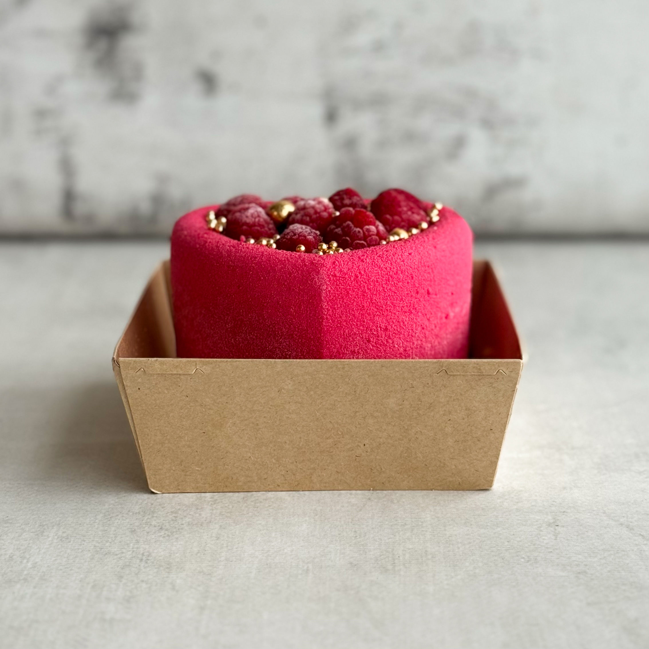 Бенто-торт Праздничный (Сердце с малиной) в индивид.упаковке. Нежный муссовый бенто-торт в форме сердца с начинкой из ананасового конфитюра с кусочками ананаса на тонкой бисквитной подложке. Торт украшен спелыми ягодами малины и золотым декором. изображение 3