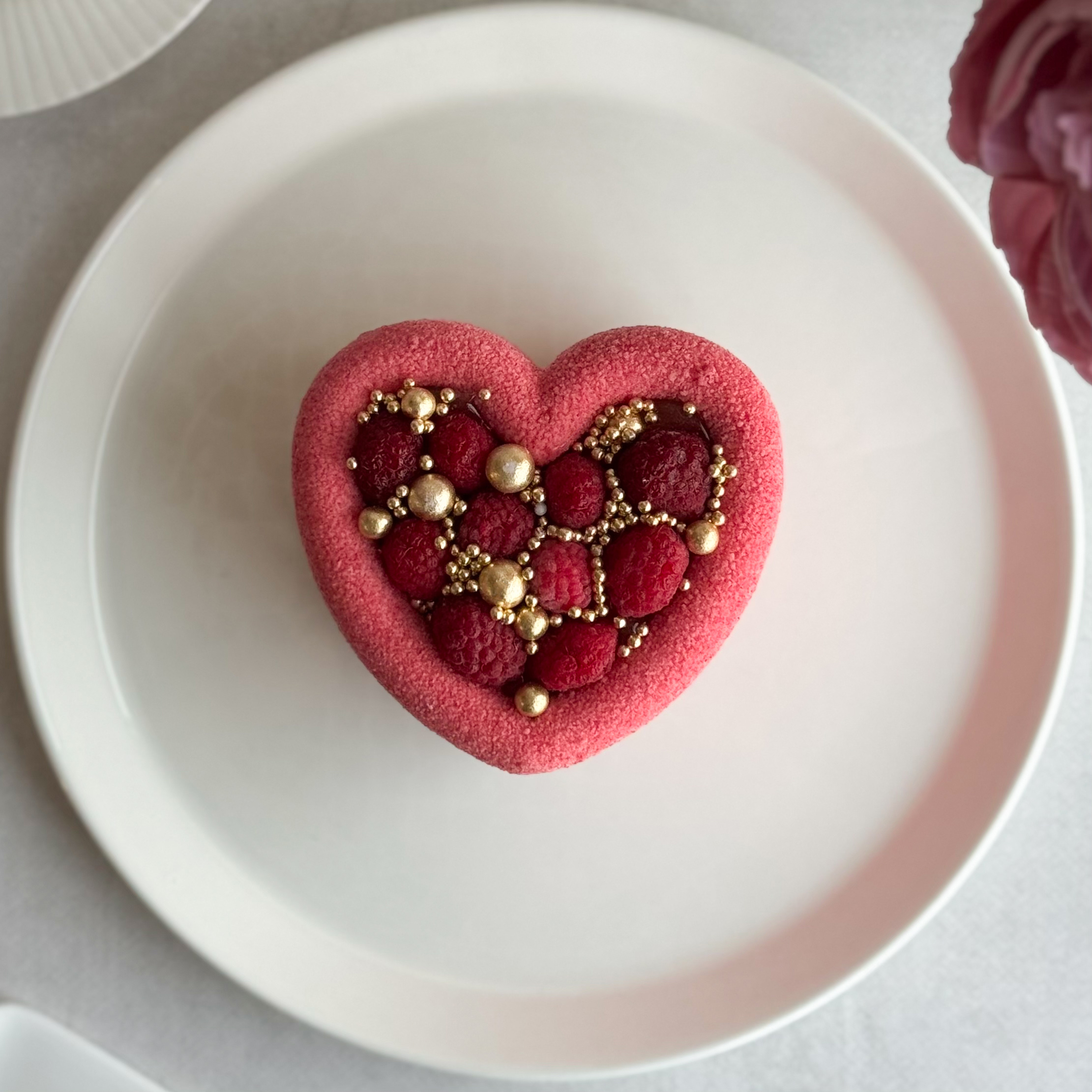 Бенто-торт Праздничный (Сердце с малиной) в индивид.упаковке. Нежный муссовый бенто-торт в форме сердца с начинкой из ананасового конфитюра с кусочками ананаса на тонкой бисквитной подложке. Торт украшен спелыми ягодами малины и золотым декором. изображение 6