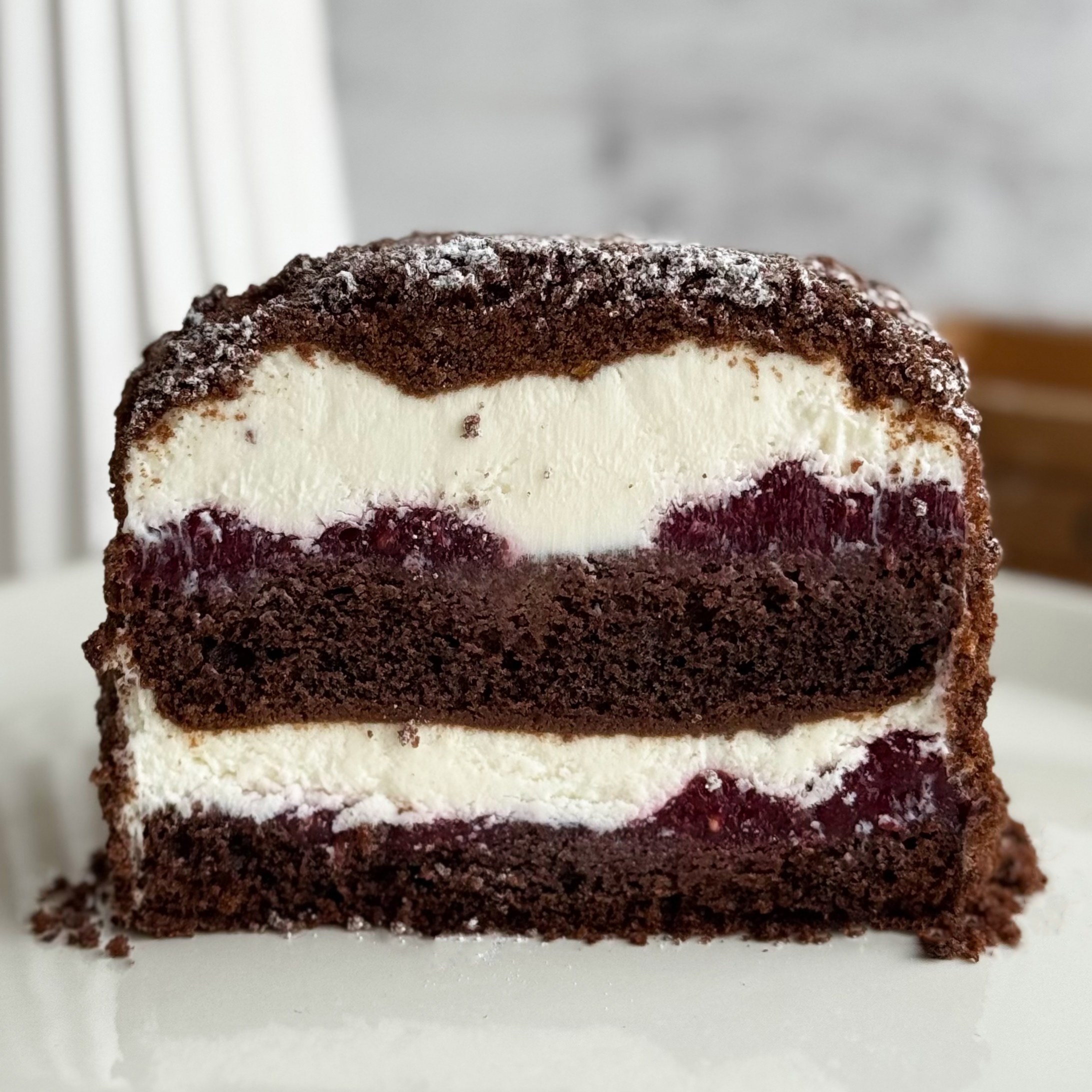 Бенто-торт Сметанник с малиной. Шоколадные бисквиты, прослоенные сметанным кремом и малиной. изображение 1