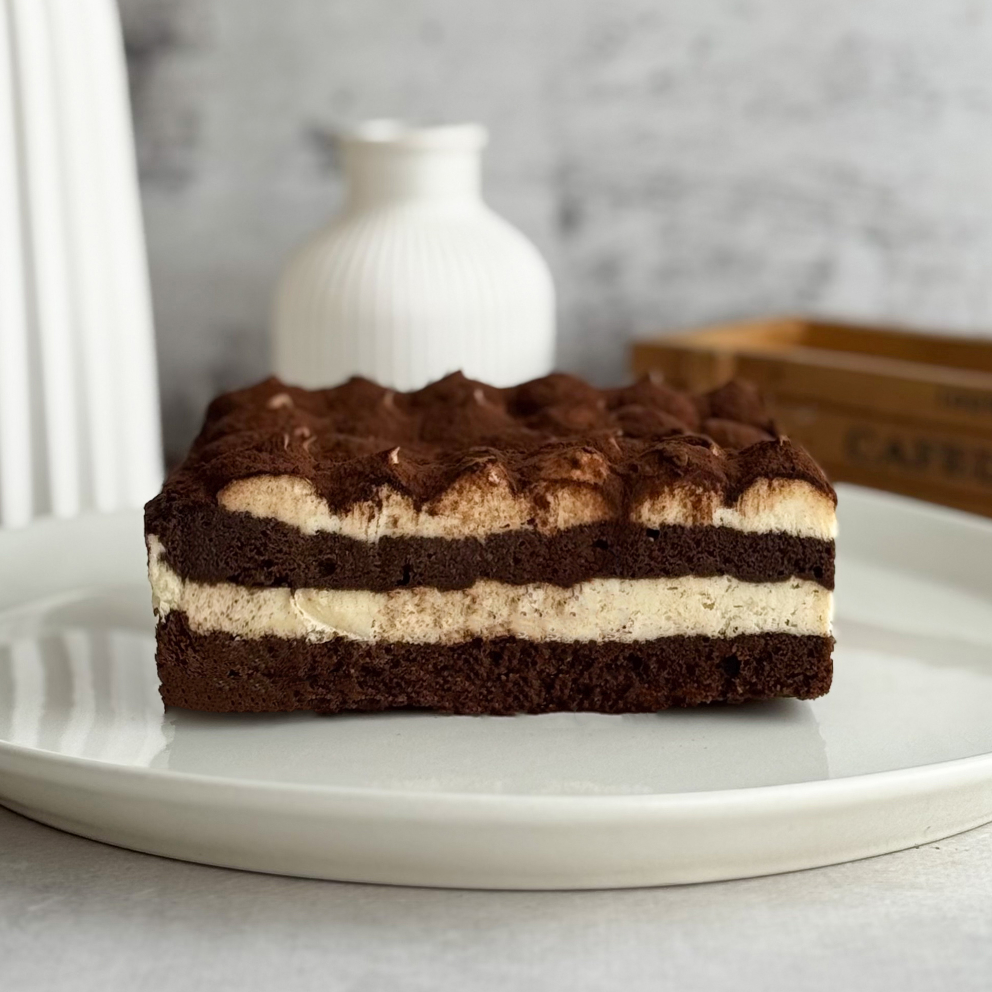 Легендарный вкус воплощён в нежном бенто-торте с сыром Маскарпоне и украшен какао посыпкой изображение 1