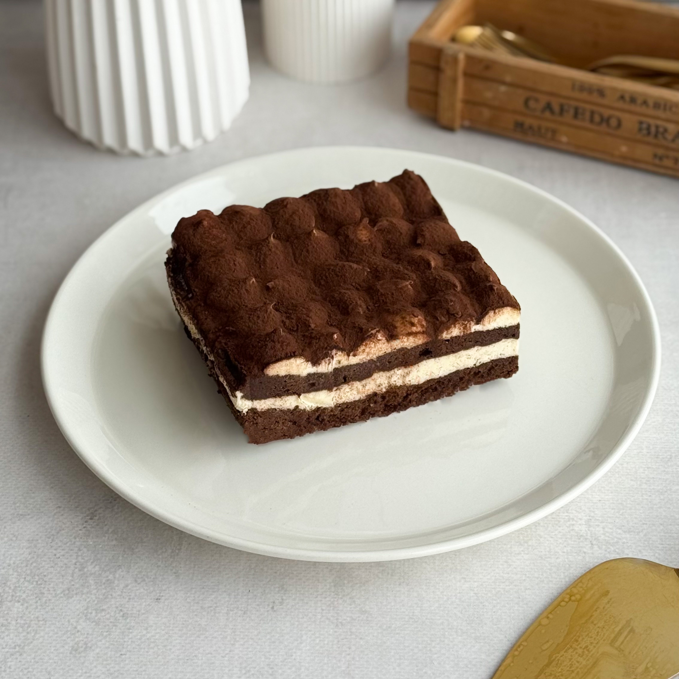 Легендарный вкус воплощён в нежном бенто-торте с сыром Маскарпоне и украшен какао посыпкой изображение 4