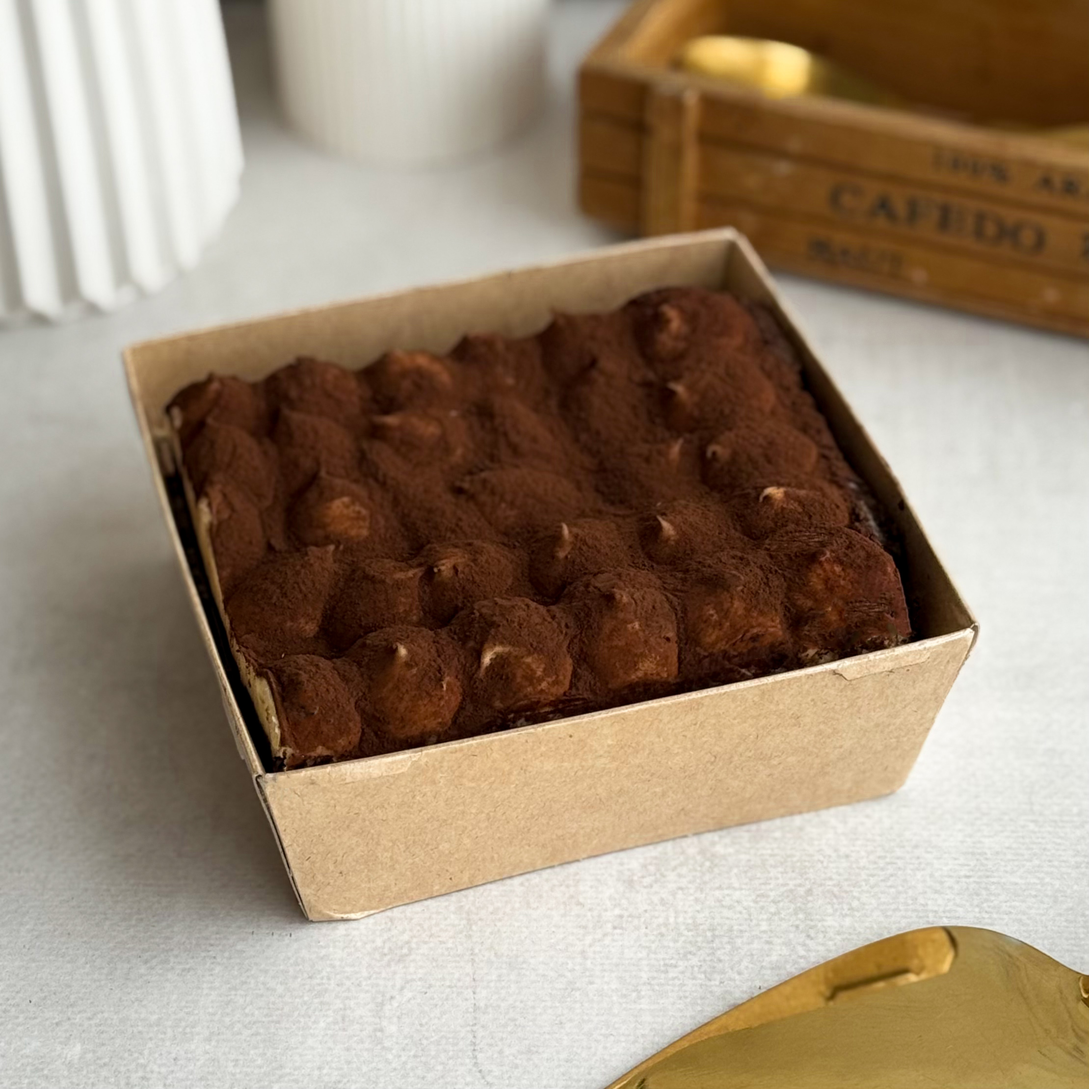 Легендарный вкус воплощён в нежном бенто-торте с сыром Маскарпоне и украшен какао посыпкой изображение 2