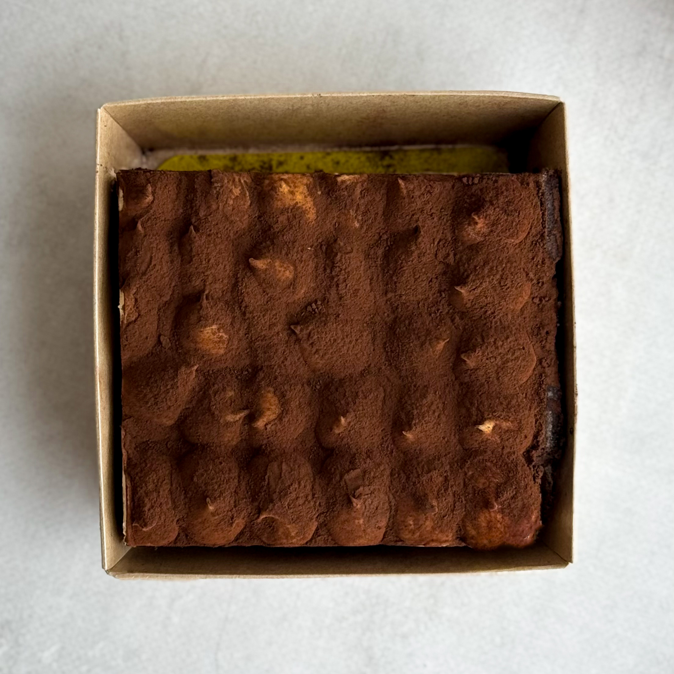 Легендарный вкус воплощён в нежном бенто-торте с сыром Маскарпоне и украшен какао посыпкой изображение 7