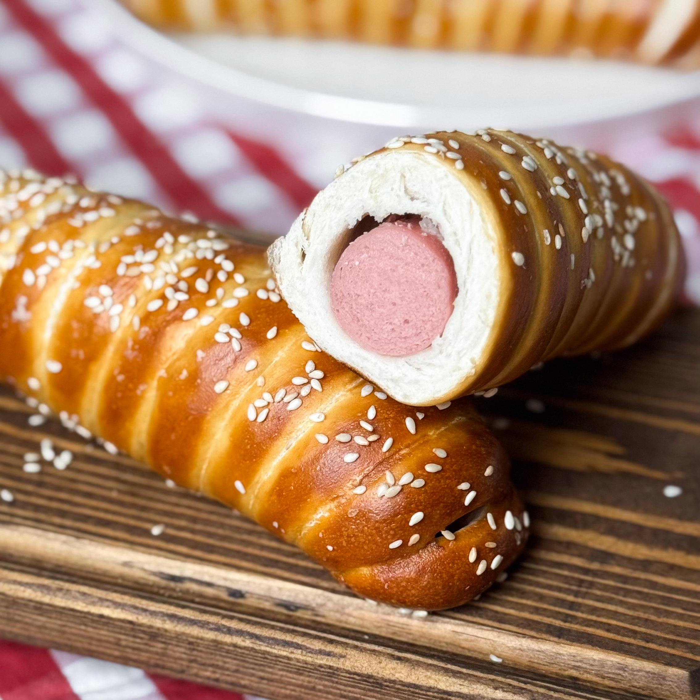 Сочная мясная сосиска и традиционное тесто для немецких брецелей. Сверху брецель-дог посыпан кунжутом. изображение 1