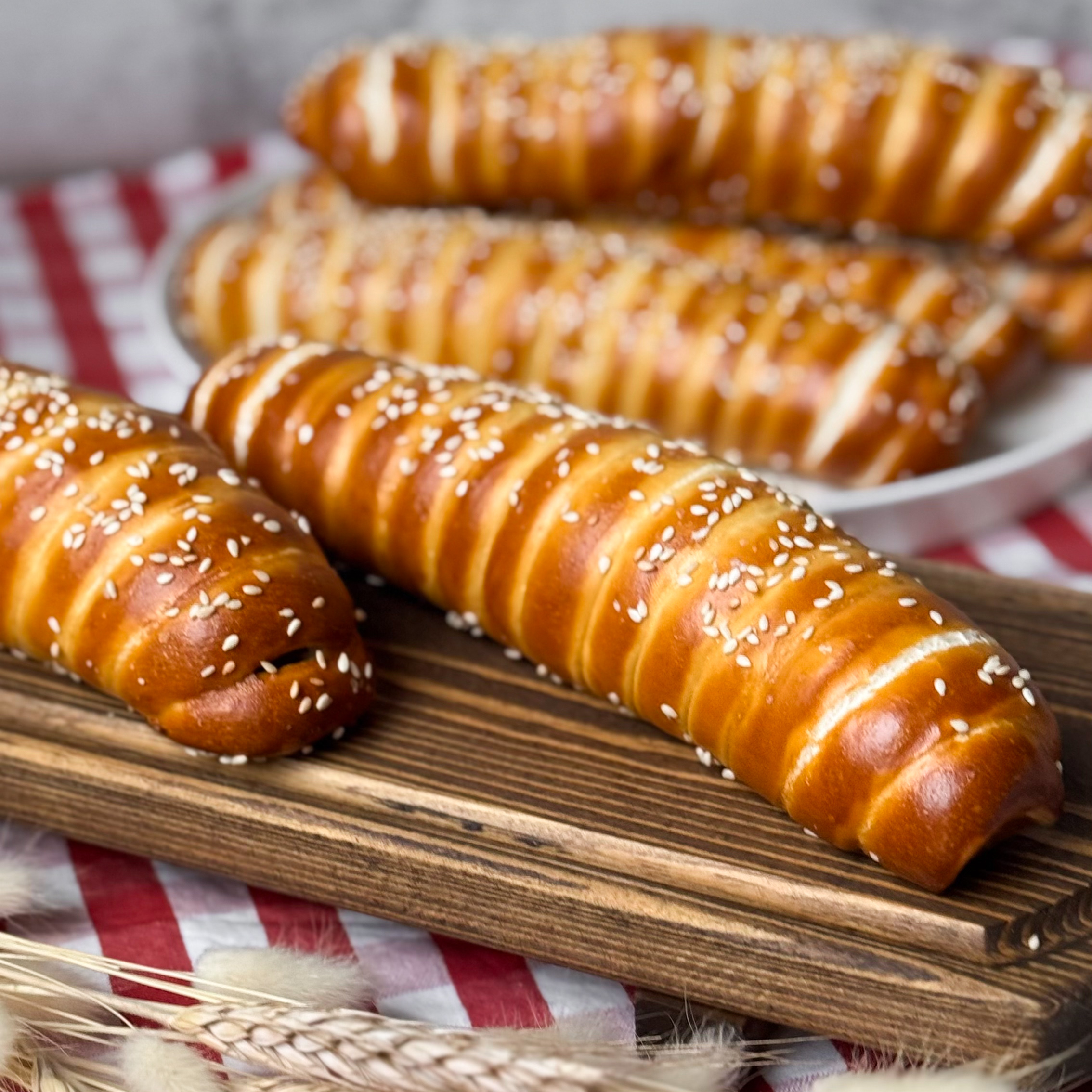 Сочная мясная сосиска и традиционное тесто для немецких брецелей. Сверху брецель-дог посыпан кунжутом. изображение 2