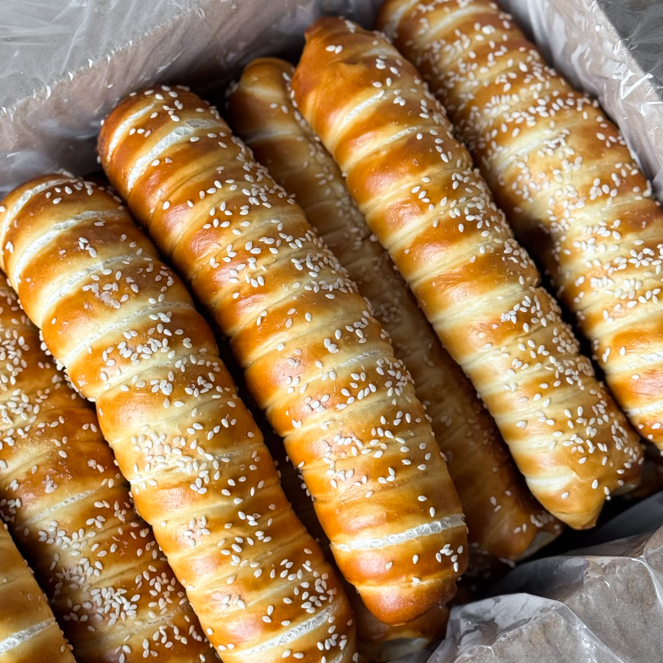 Сочная мясная сосиска и традиционное тесто для немецких брецелей. Сверху брецель-дог посыпан кунжутом. изображение 3