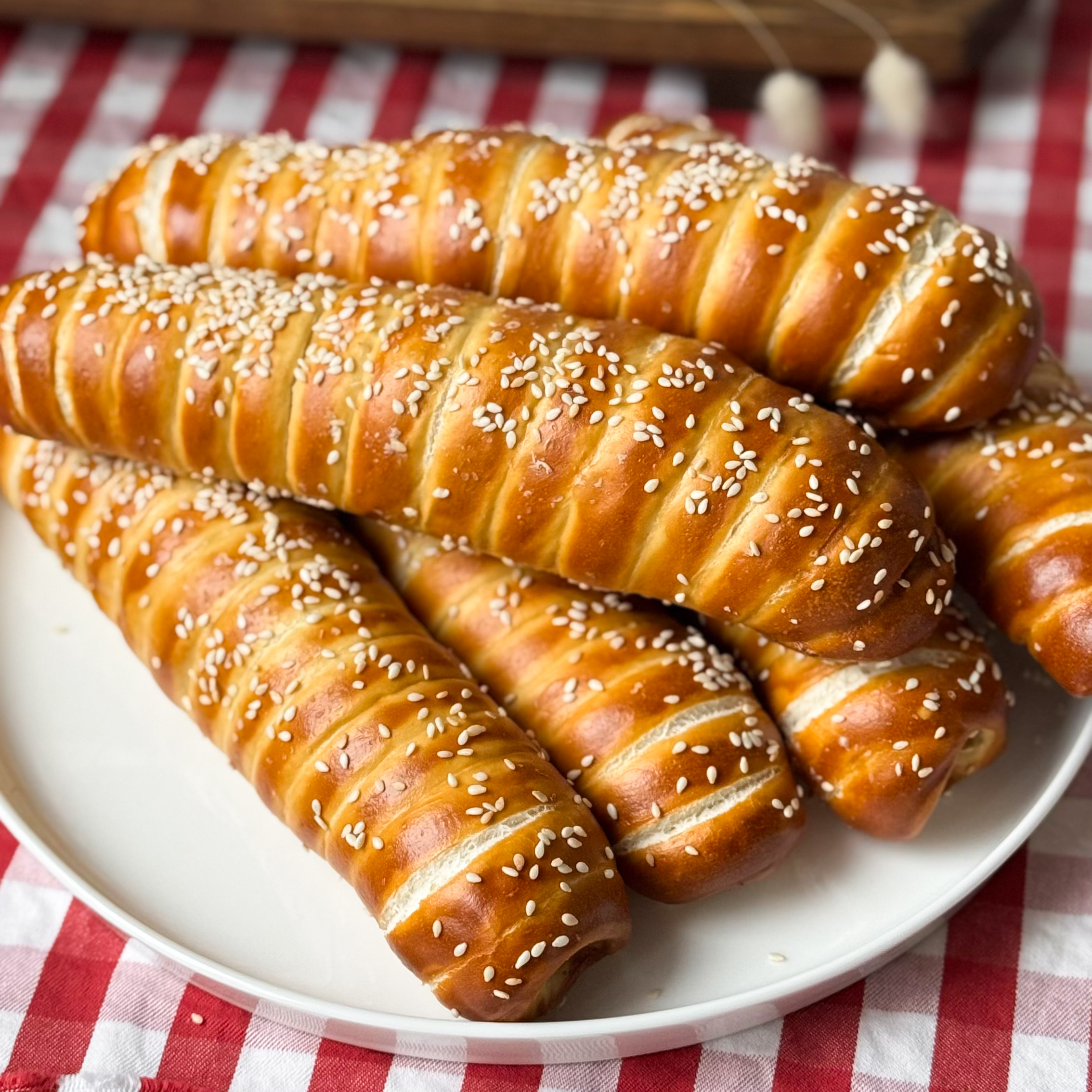 Сочная мясная сосиска и традиционное тесто для немецких брецелей. Сверху брецель-дог посыпан кунжутом. изображение 6