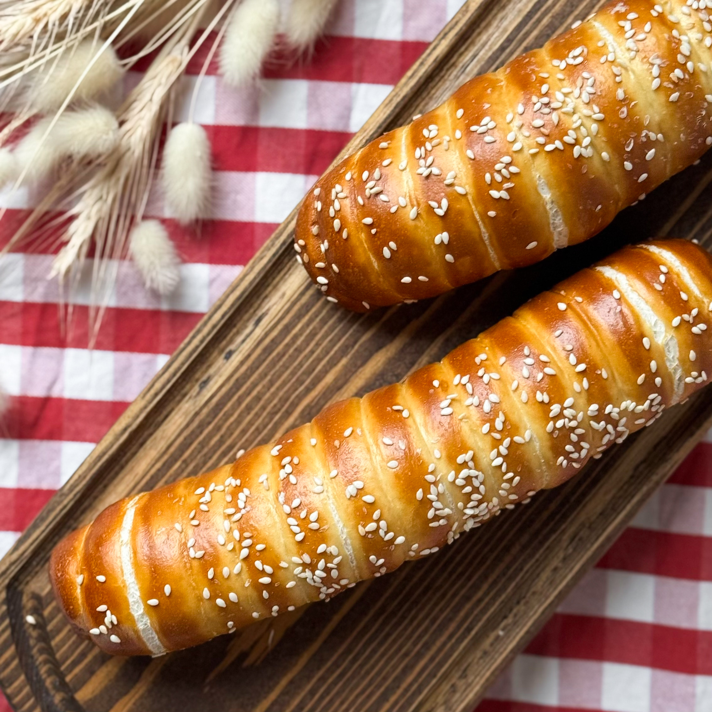 Сочная мясная сосиска и традиционное тесто для немецких брецелей. Сверху брецель-дог посыпан кунжутом. изображение 7