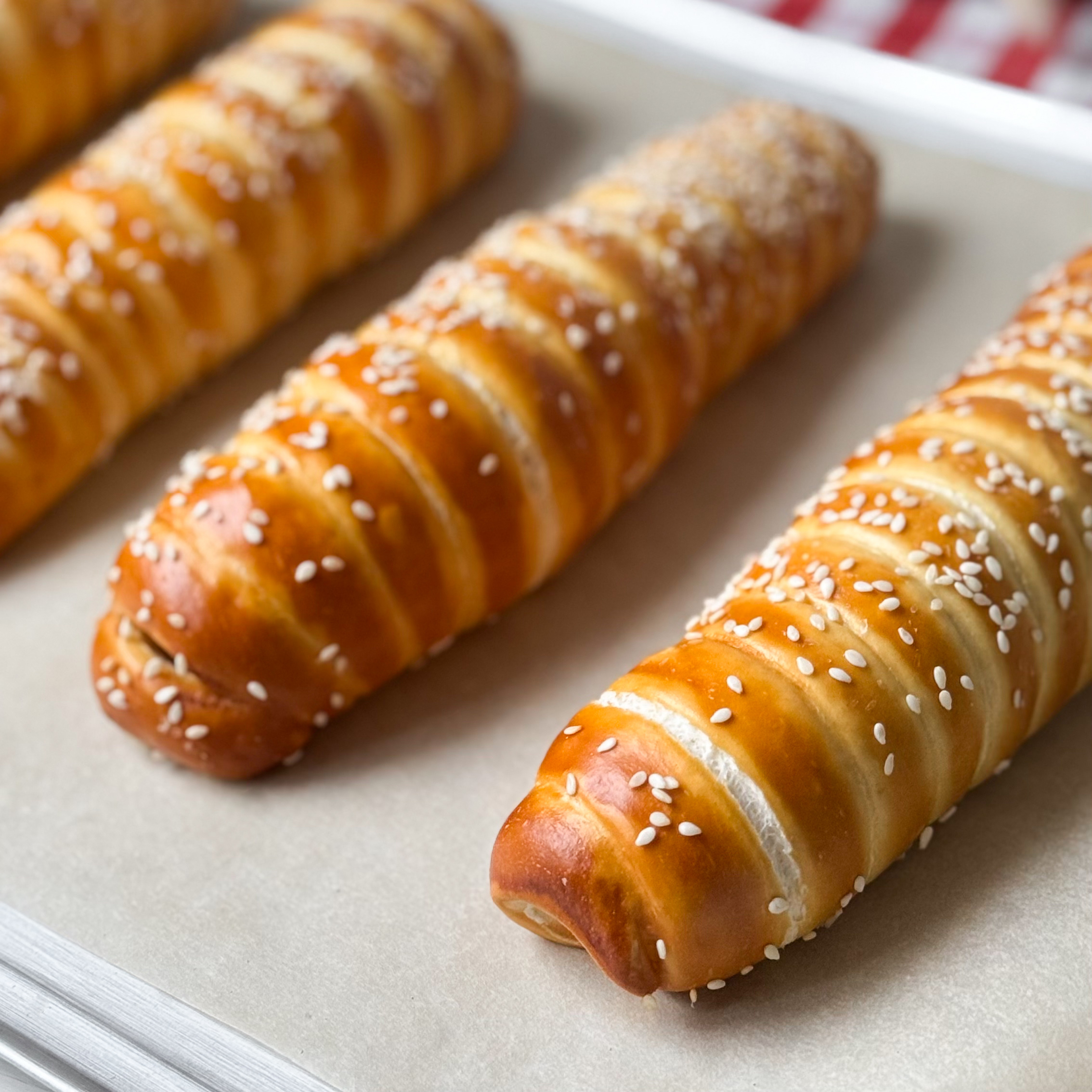 Сочная мясная сосиска и традиционное тесто для немецких брецелей. Сверху брецель-дог посыпан кунжутом. изображение 9