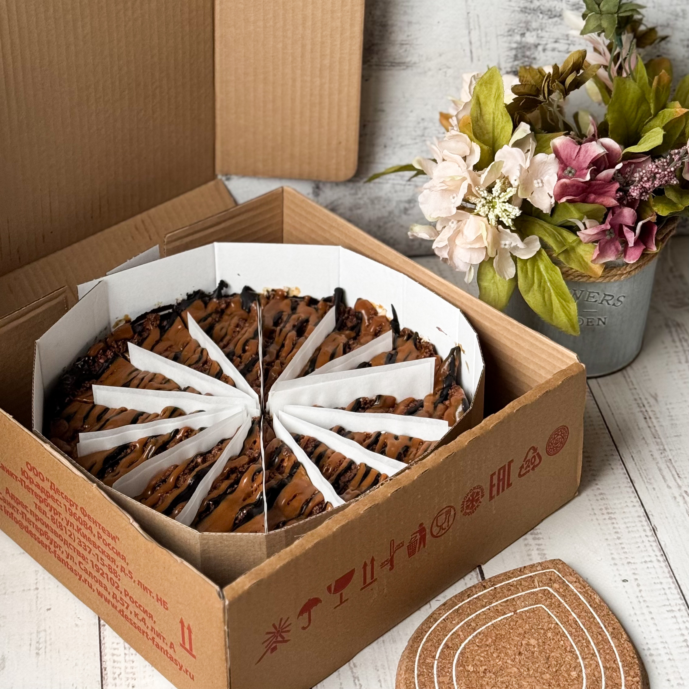 Классический сливочно-сырный чизкейк Нью-Йорк на подложке из песочного шоколадного теста с начинкой из шоколадного ганаша и карамельного кранча. Сверху чизкейк украшен карамельным кранчем, арахисом, карамелью и шоколадным муссом. изображение 11