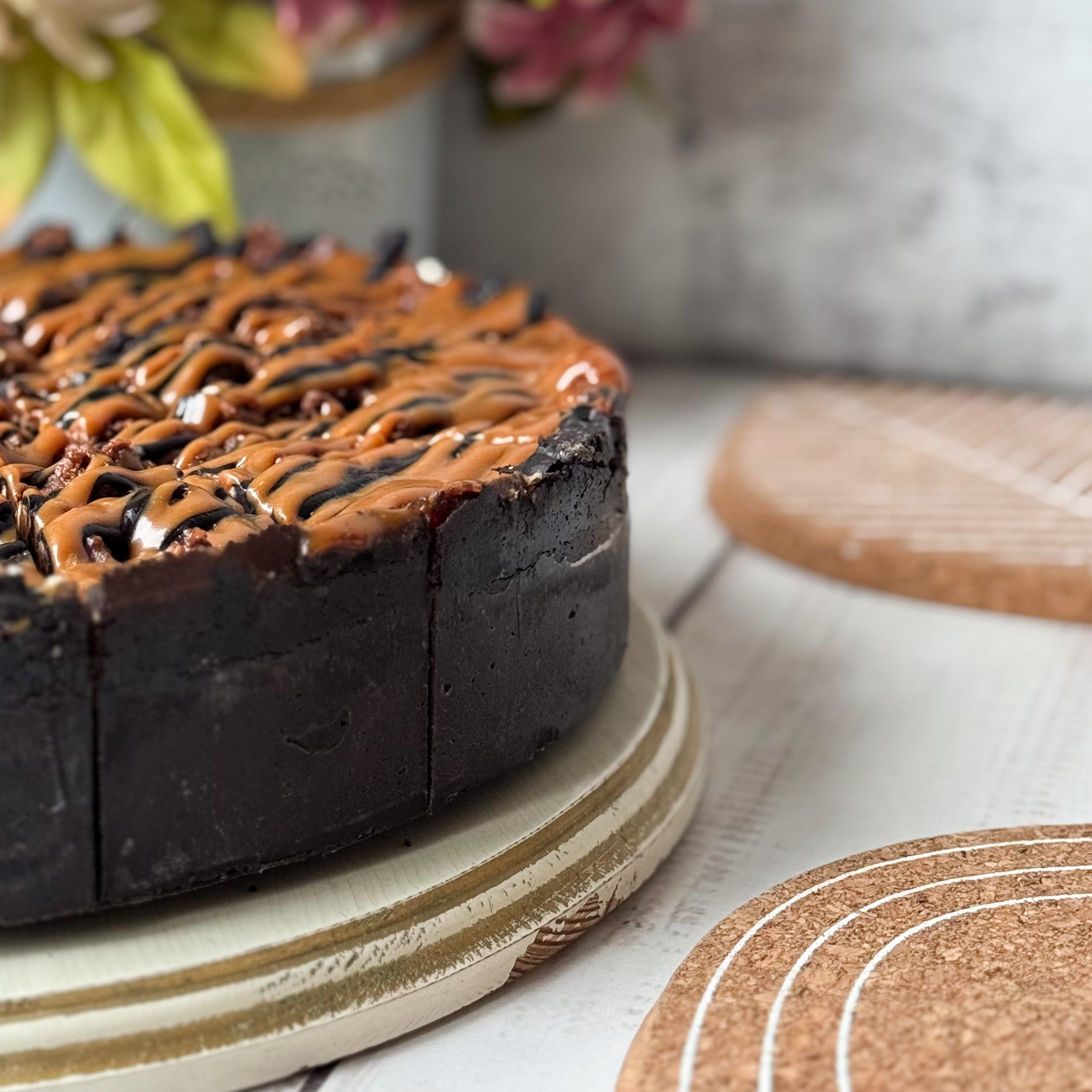 Классический сливочно-сырный чизкейк Нью-Йорк на подложке из песочного шоколадного теста с начинкой из шоколадного ганаша и карамельного кранча. Сверху чизкейк украшен карамельным кранчем, арахисом, карамелью и шоколадным муссом. изображение 9