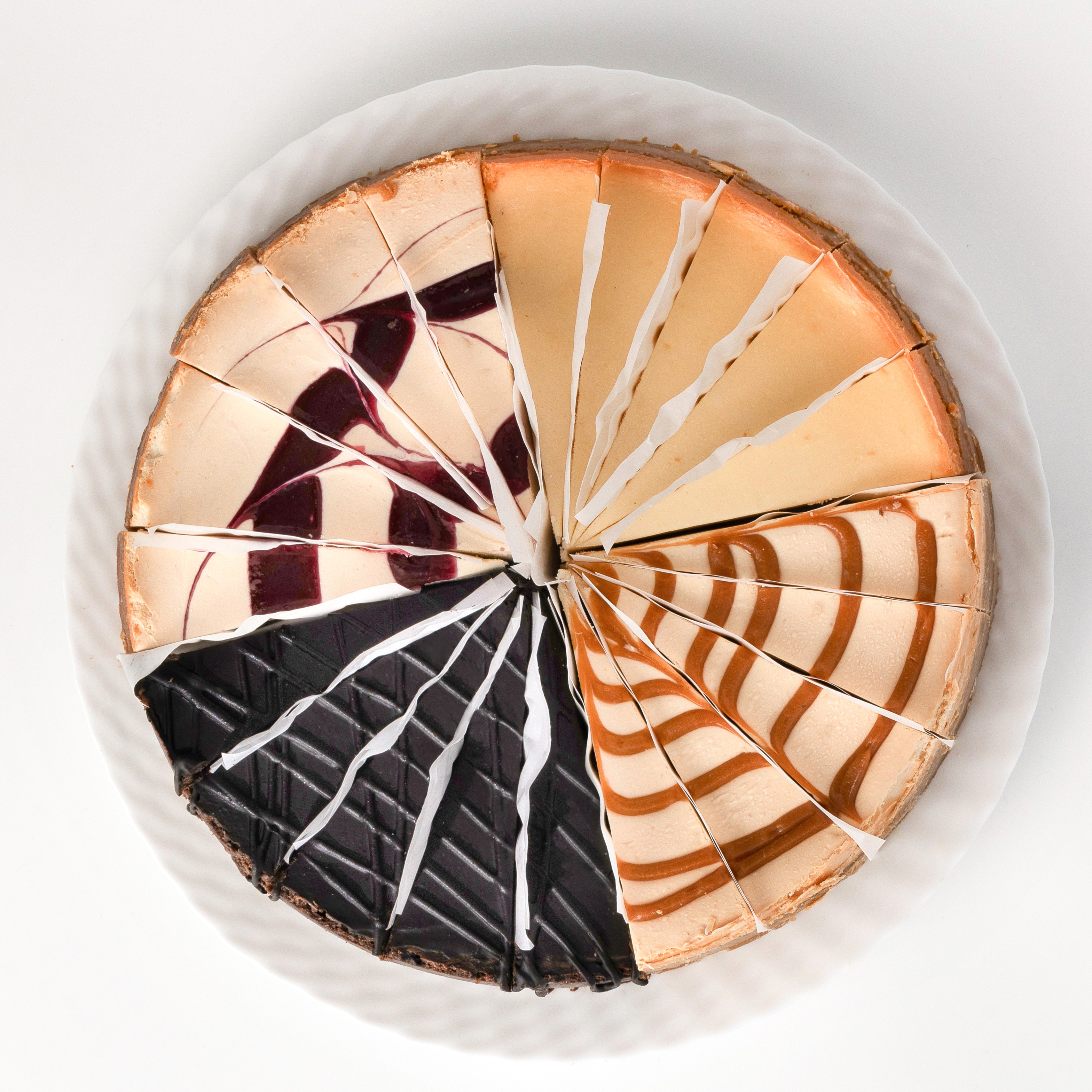 Ассорти из четырех чизкейков: чизкейк "Нью-Йорк", чизкейк "Шоколадный", чизкейк "Малиновый", чизкейк "Карамельный"  изображение 1