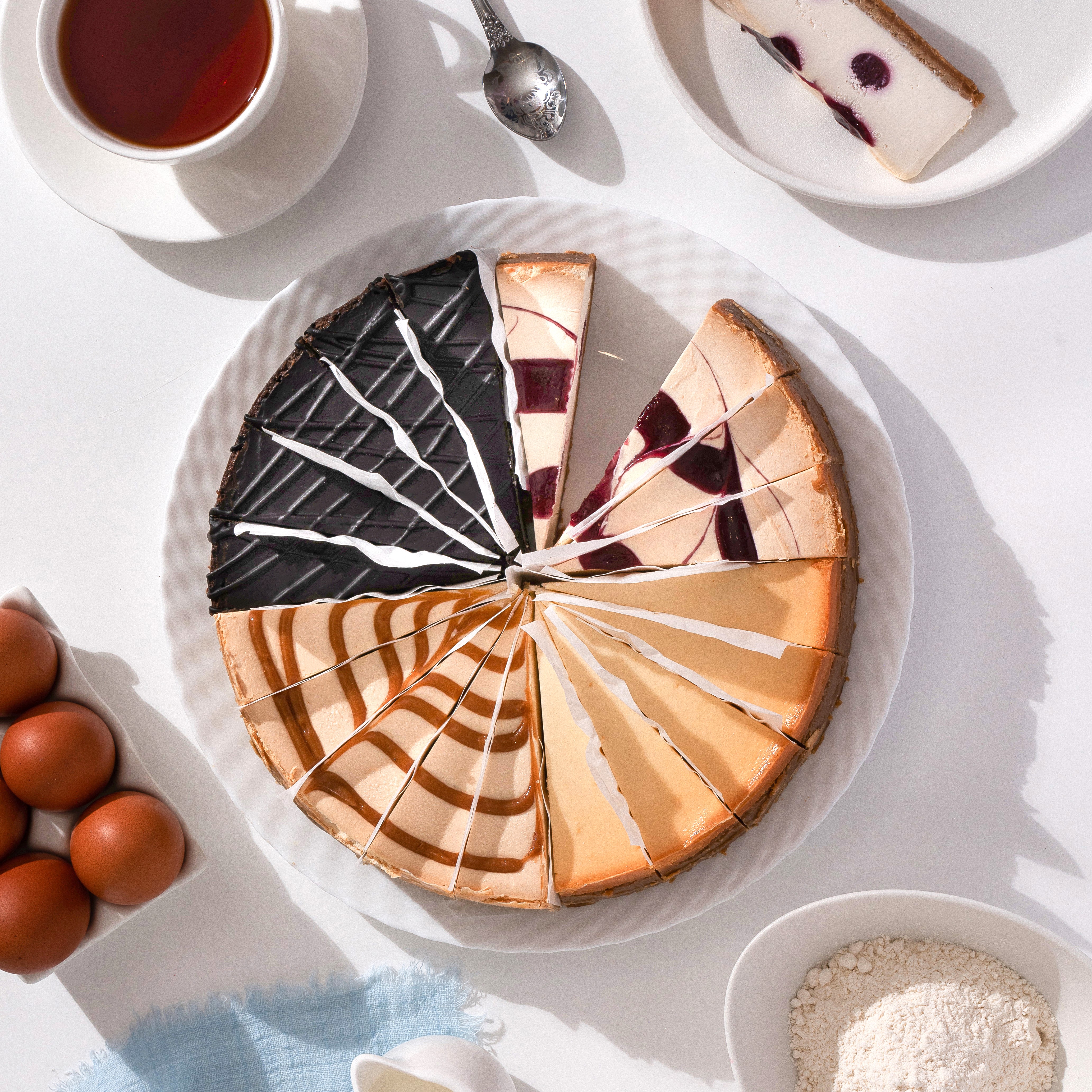 Ассорти из четырех чизкейков: чизкейк "Нью-Йорк", чизкейк "Шоколадный", чизкейк "Малиновый", чизкейк "Карамельный"  изображение 2