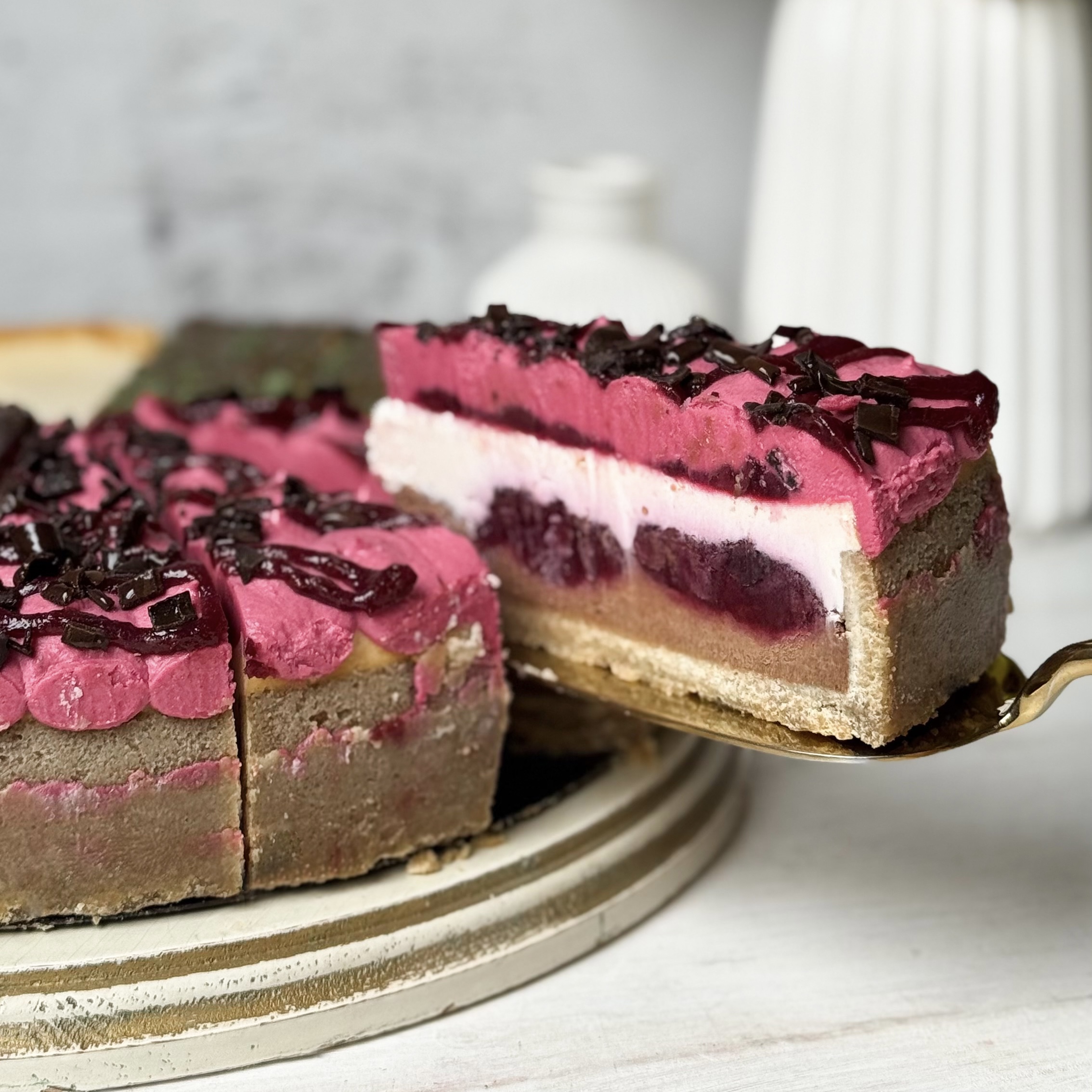 Ассорти из четырех чизкейков: Чизкейк "Три Шоколада", Чизкейк "Нью-Йорк", Чизкейк "С Вишней", Чизкейк "Дубайский шоколад" изображение 2