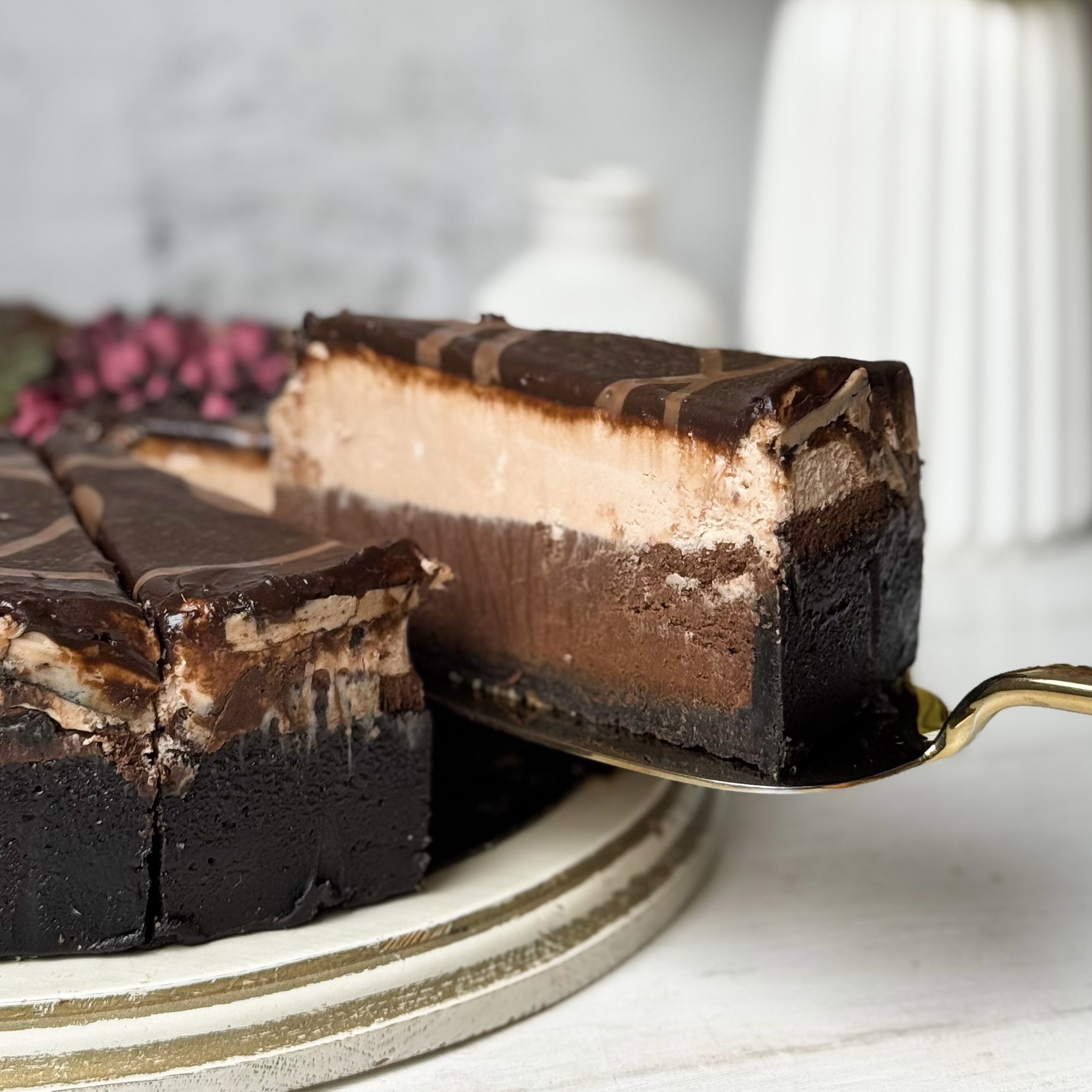 Ассорти из четырех чизкейков: Чизкейк "Три Шоколада", Чизкейк "Нью-Йорк", Чизкейк "С Вишней", Чизкейк "Дубайский шоколад" изображение 3