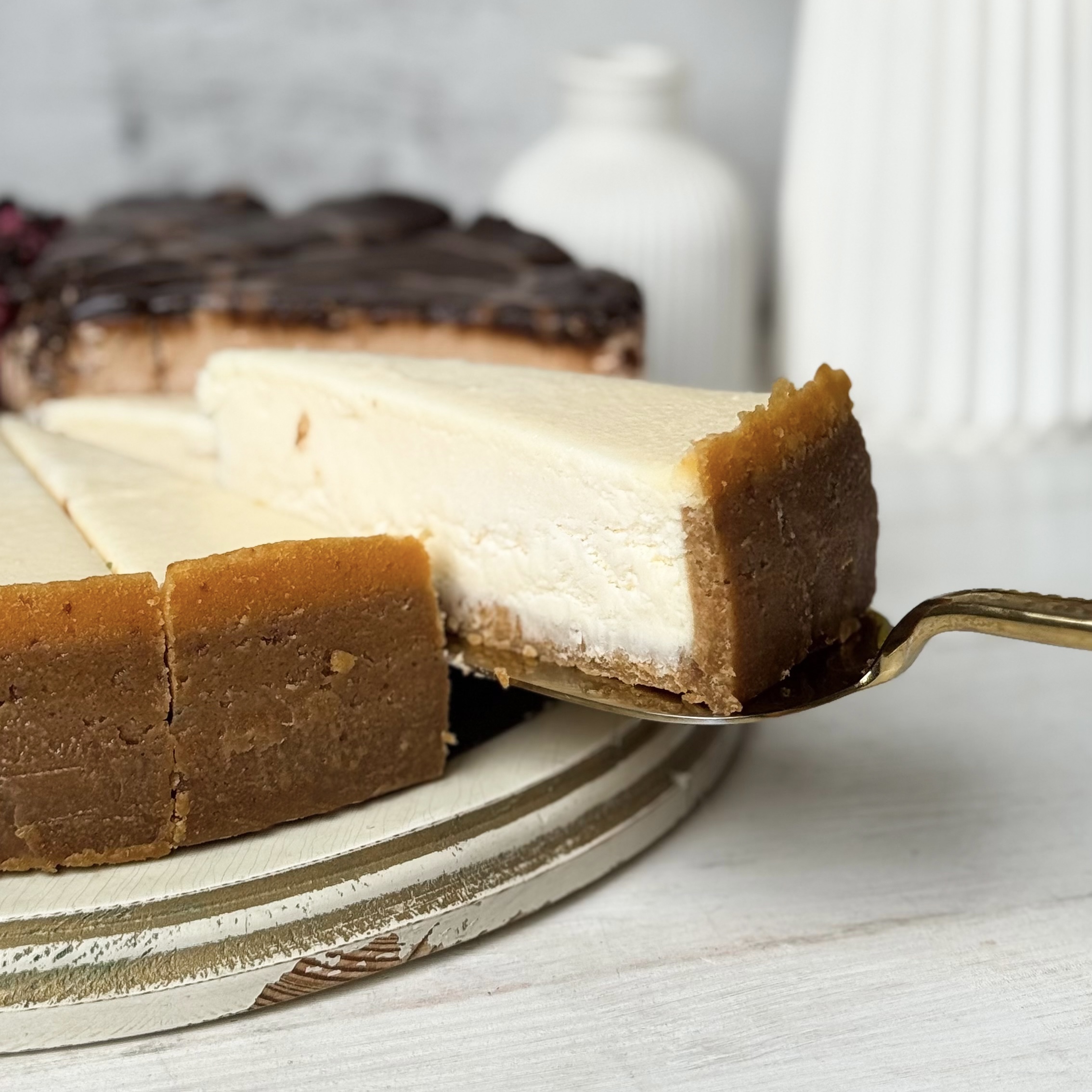 Ассорти из четырех чизкейков: Чизкейк "Три Шоколада", Чизкейк "Нью-Йорк", Чизкейк "С Вишней", Чизкейк "Дубайский шоколад" изображение 4