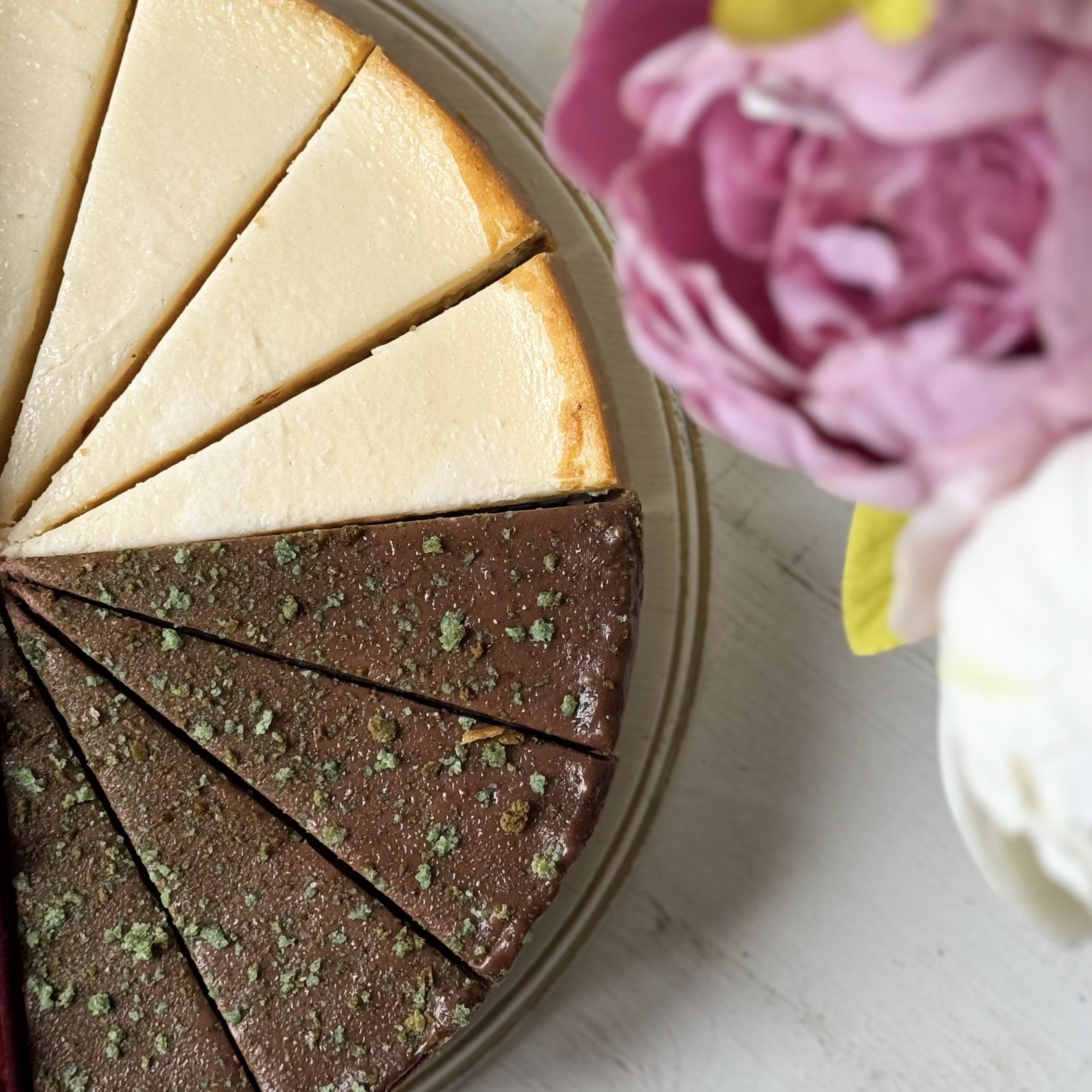 Ассорти из четырех чизкейков: Чизкейк "Три Шоколада", Чизкейк "Нью-Йорк", Чизкейк "С Вишней", Чизкейк "Дубайский шоколад" изображение 6