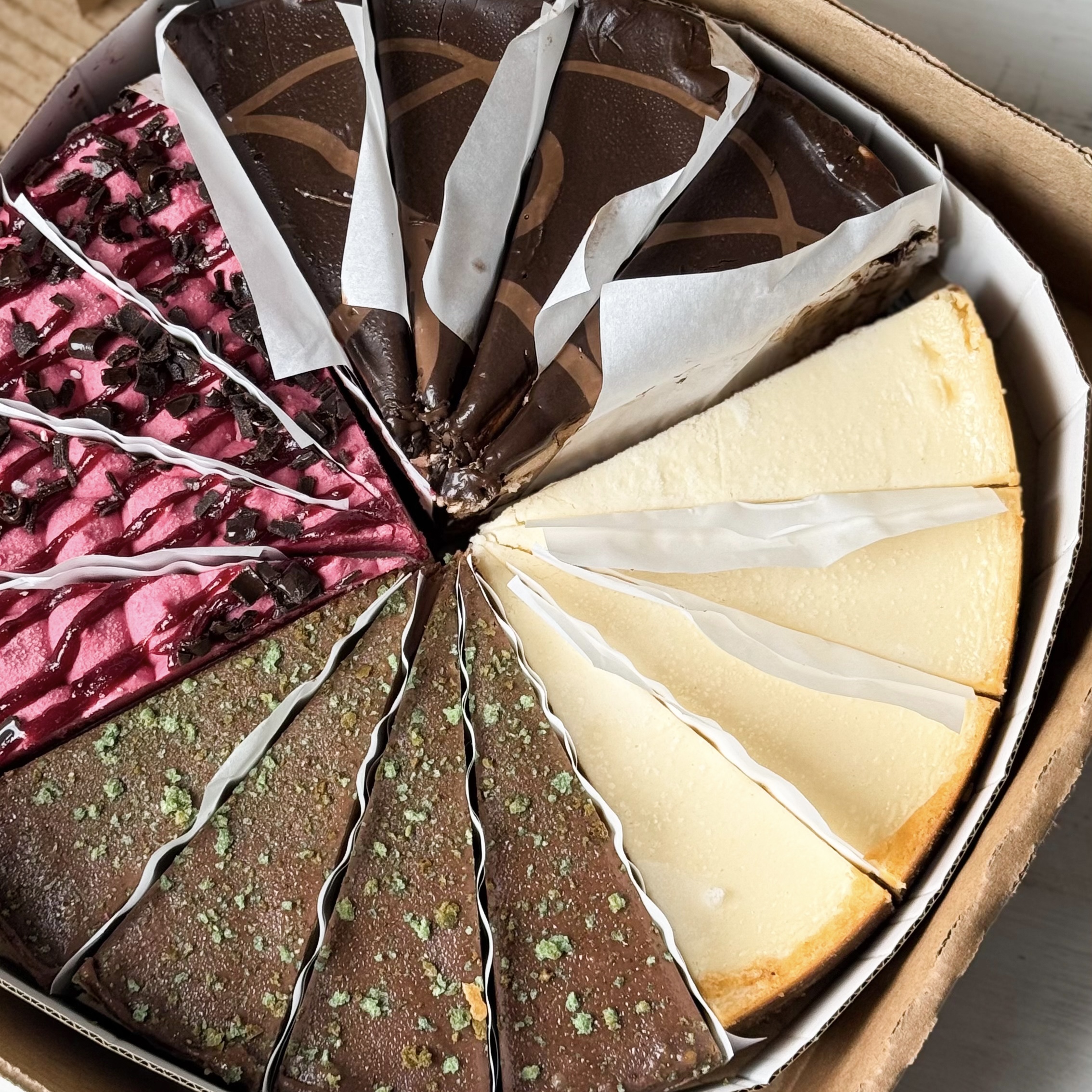 Ассорти из четырех чизкейков: Чизкейк "Три Шоколада", Чизкейк "Нью-Йорк", Чизкейк "С Вишней", Чизкейк "Дубайский шоколад" изображение 7