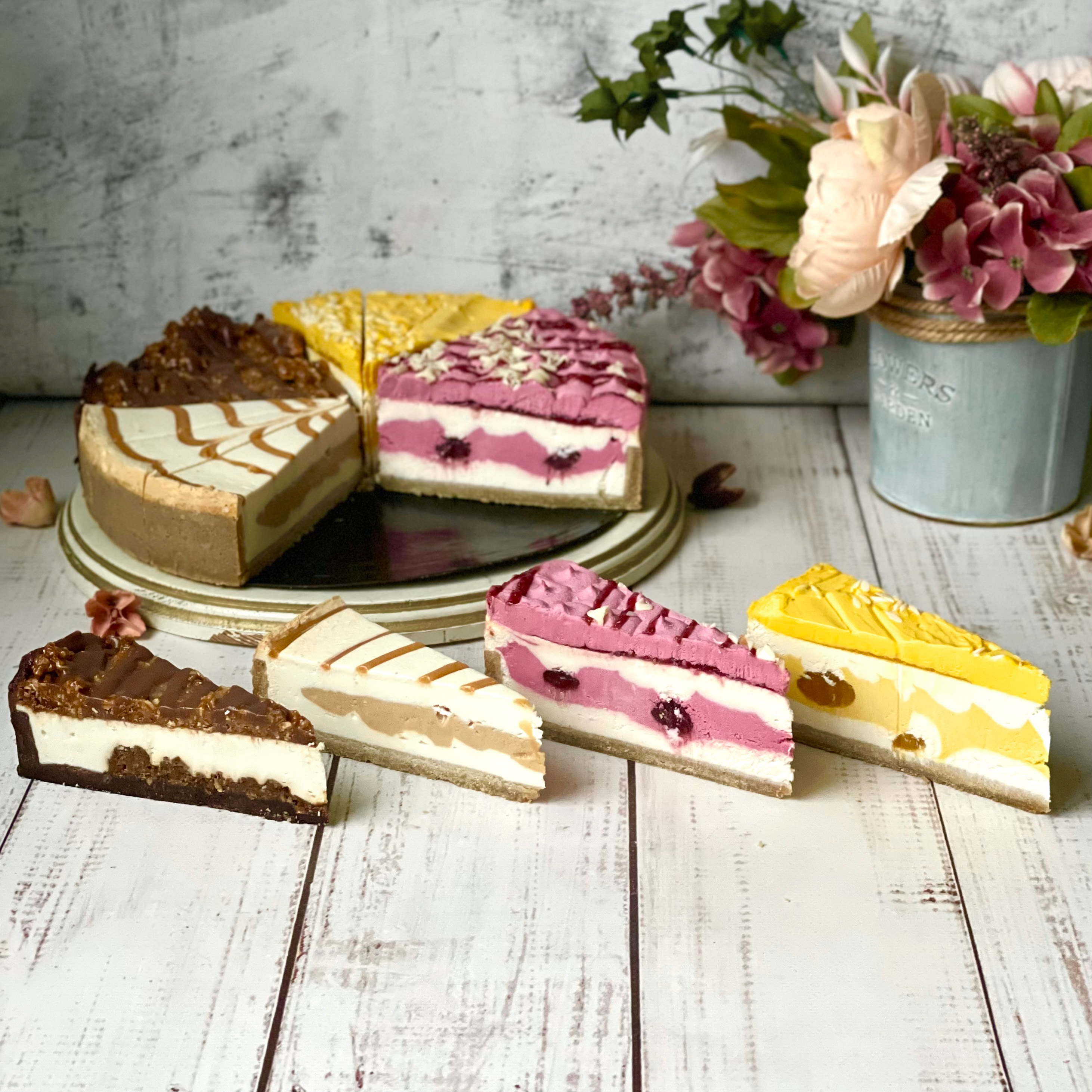 Ассорти из четырех чизкейков: Чизкейк Кокосовый, Чизкейк "Манго-маракуйя", Чизкейк "Малиновый взрыв", Чизкейк "Карамельный" изображение 1