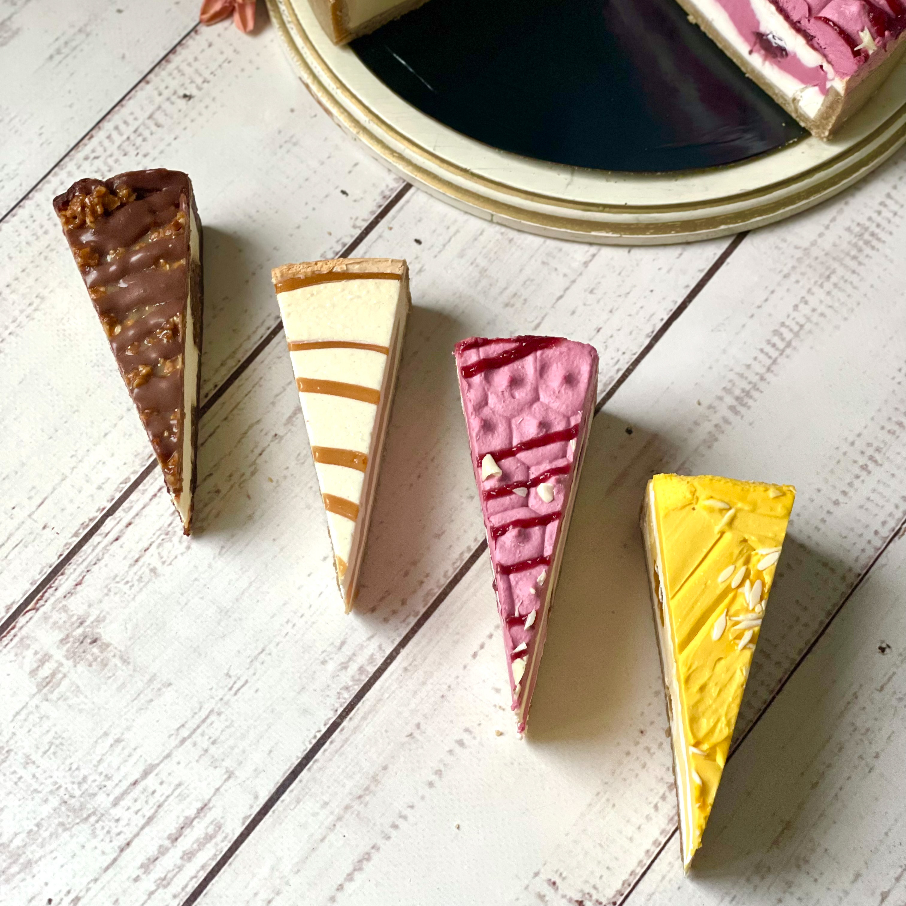 Ассорти из четырех чизкейков: Чизкейк Кокосовый, Чизкейк "Манго-маракуйя", Чизкейк "Малиновый взрыв", Чизкейк "Карамельный" изображение 2