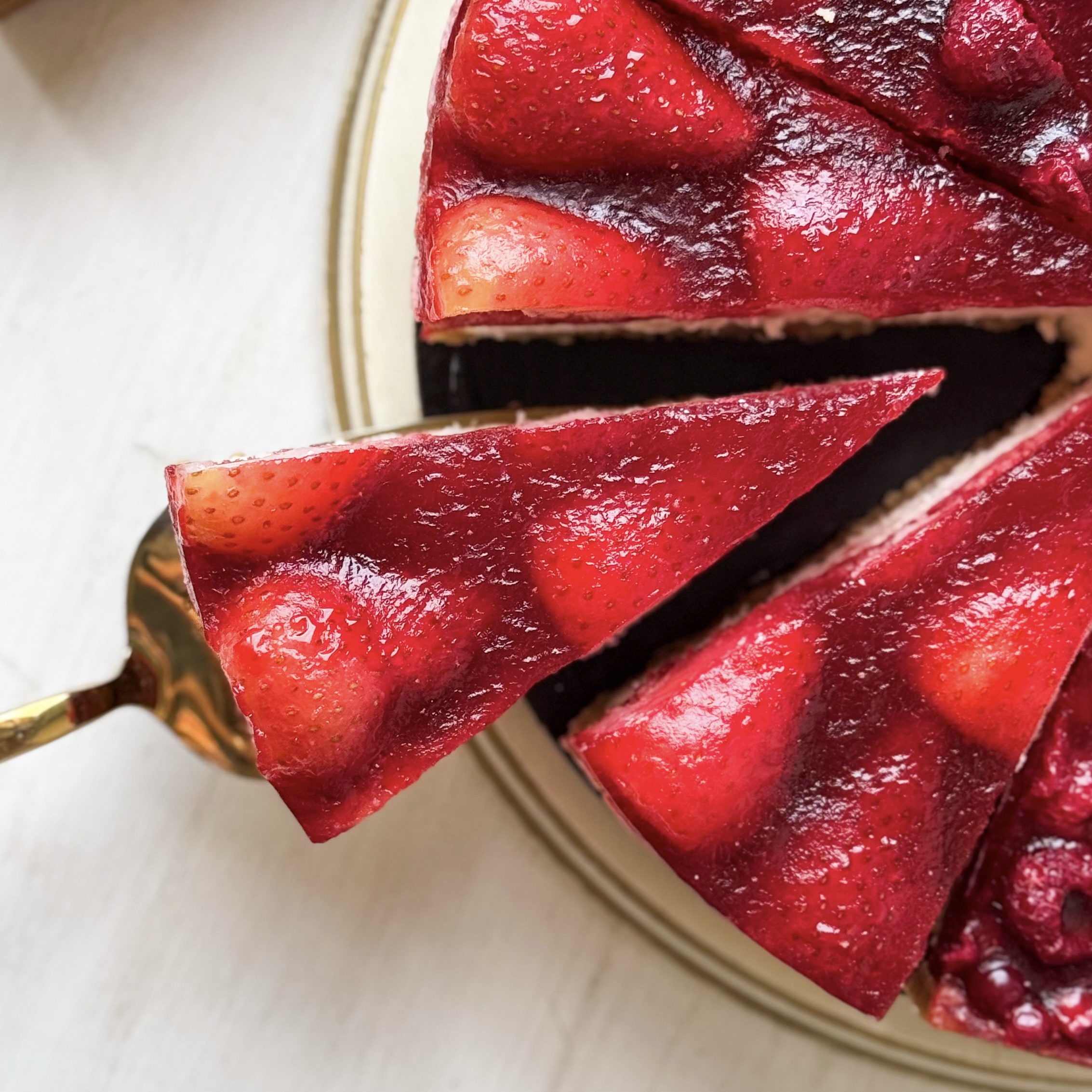 Ассорти из четырех чизкейков: Чизкейк "С клубникой", Чизкейк "С малиной", Чизкейк "С лесными ягодами", Торт "С чёрной смородиной" изображение 3