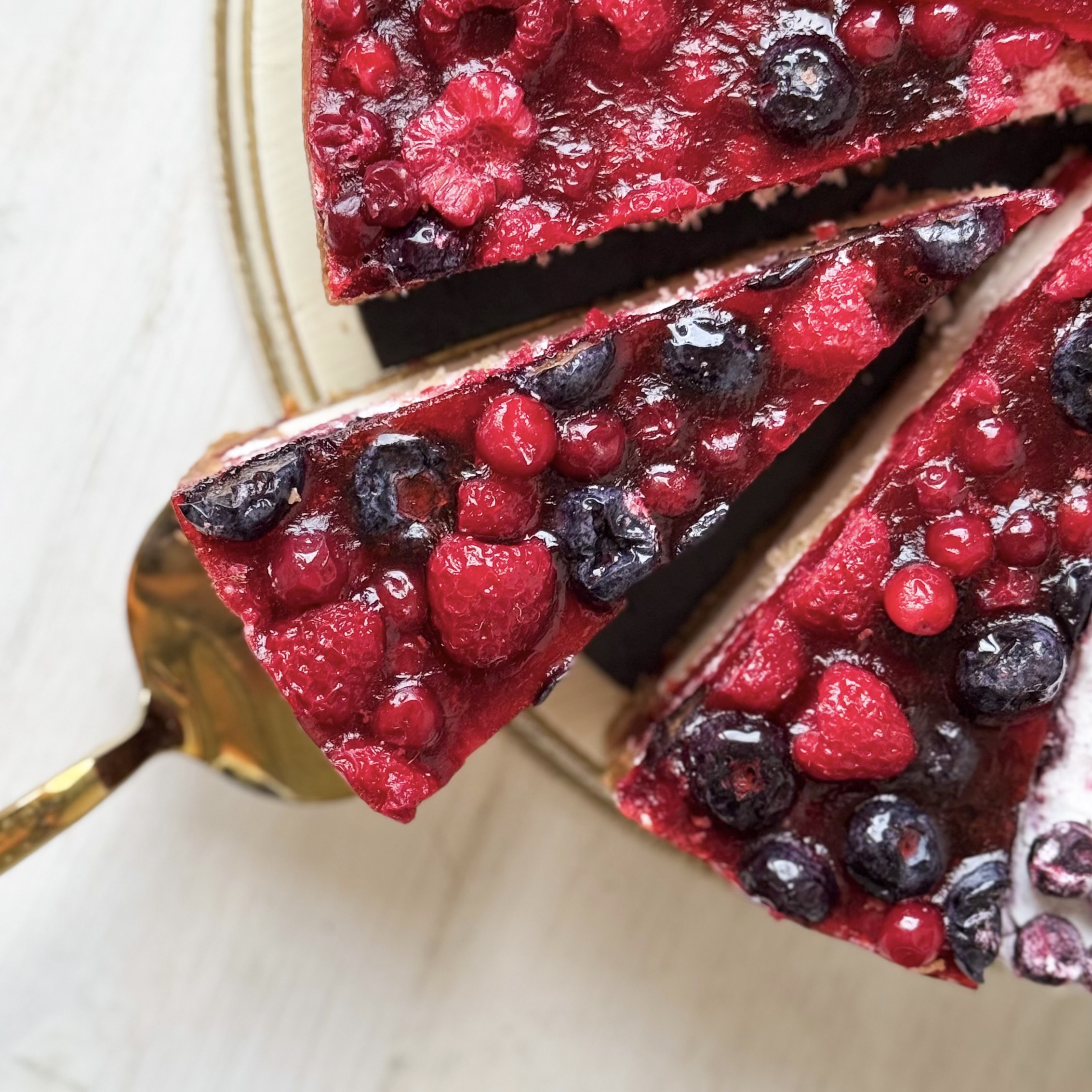 Ассорти из четырех чизкейков: Чизкейк "С клубникой", Чизкейк "С малиной", Чизкейк "С лесными ягодами", Торт "С чёрной смородиной" изображение 2