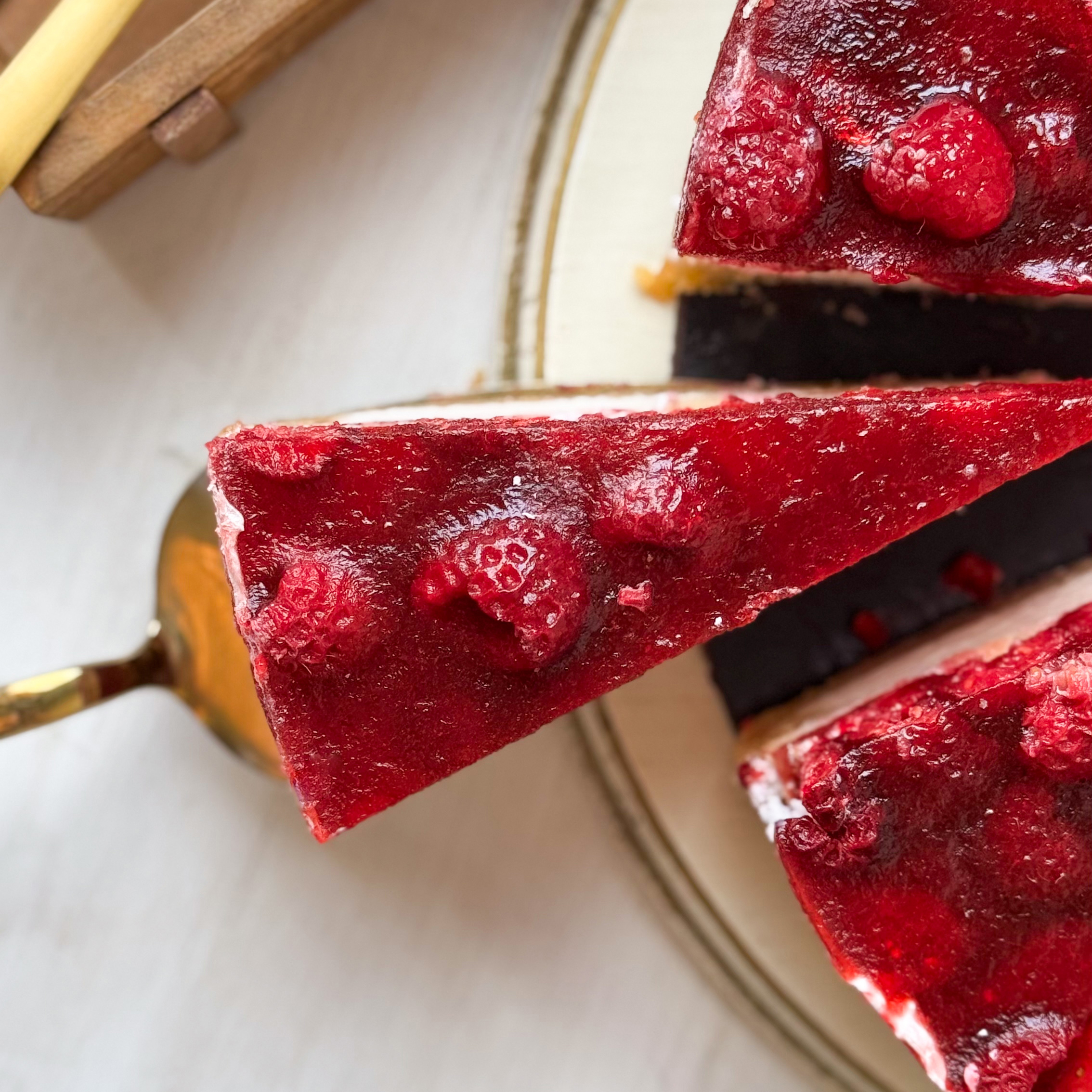 Ассорти из четырех чизкейков: Чизкейк "С клубникой", Чизкейк "С малиной", Чизкейк "С лесными ягодами", Торт "С чёрной смородиной" изображение 5