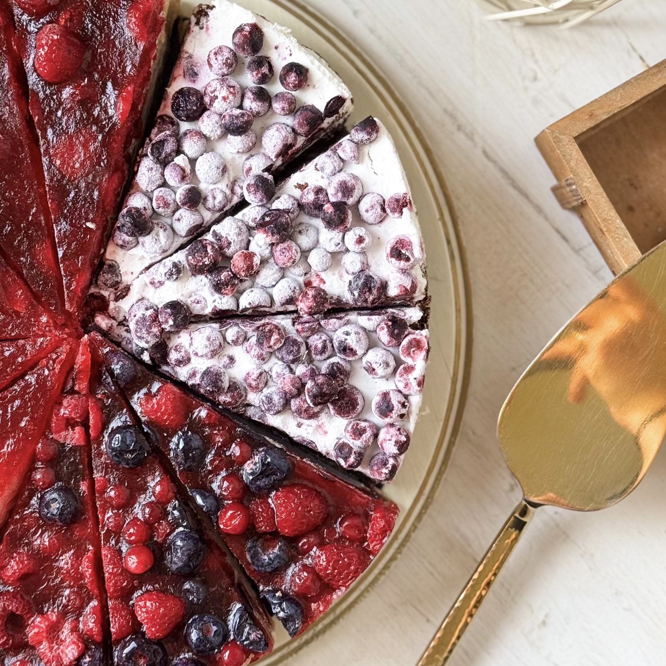 Ассорти из четырех чизкейков: Чизкейк "С клубникой", Чизкейк "С малиной", Чизкейк "С лесными ягодами", Торт "С чёрной смородиной" изображение 6