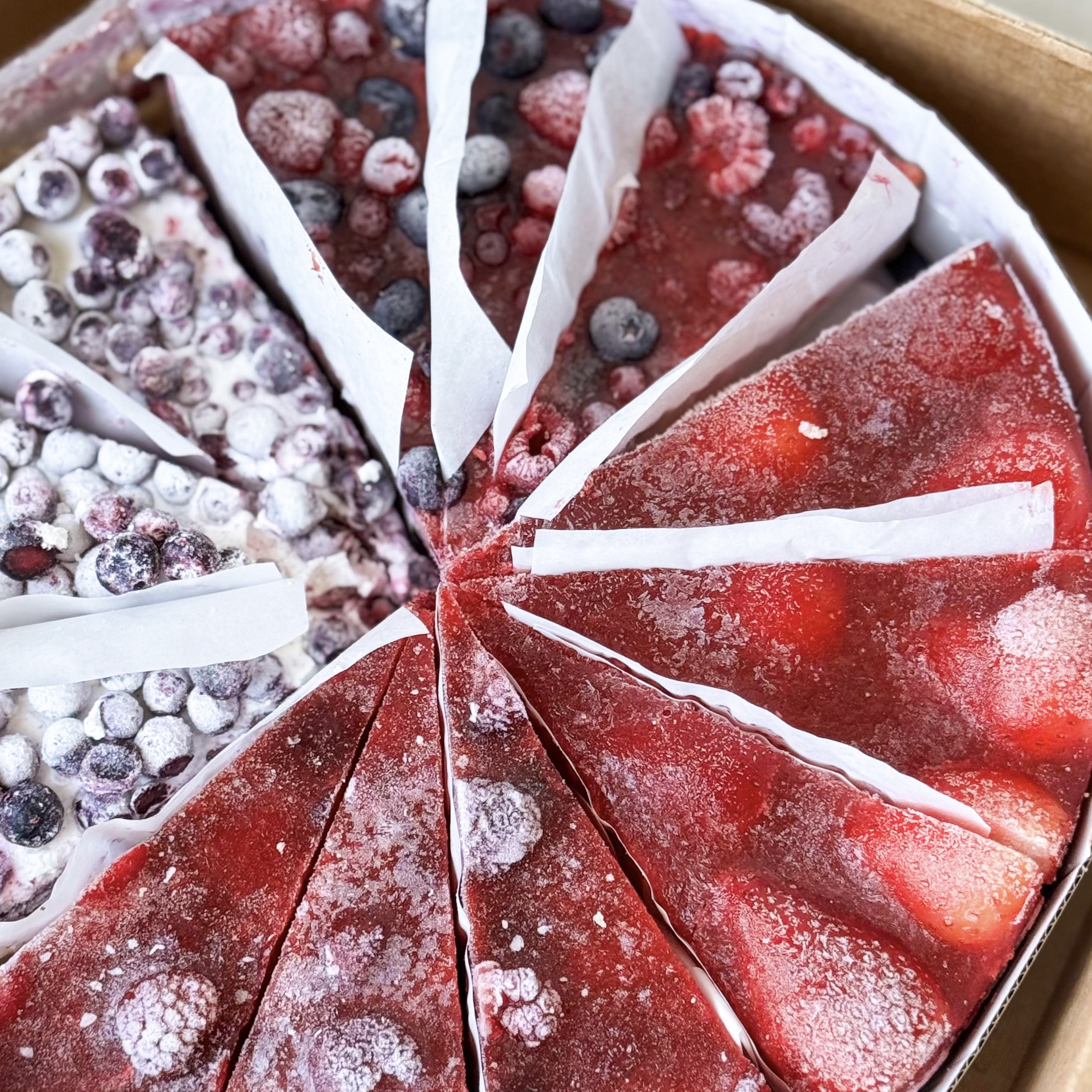 Ассорти из четырех чизкейков: Чизкейк "С клубникой", Чизкейк "С малиной", Чизкейк "С лесными ягодами", Торт "С чёрной смородиной" изображение 7