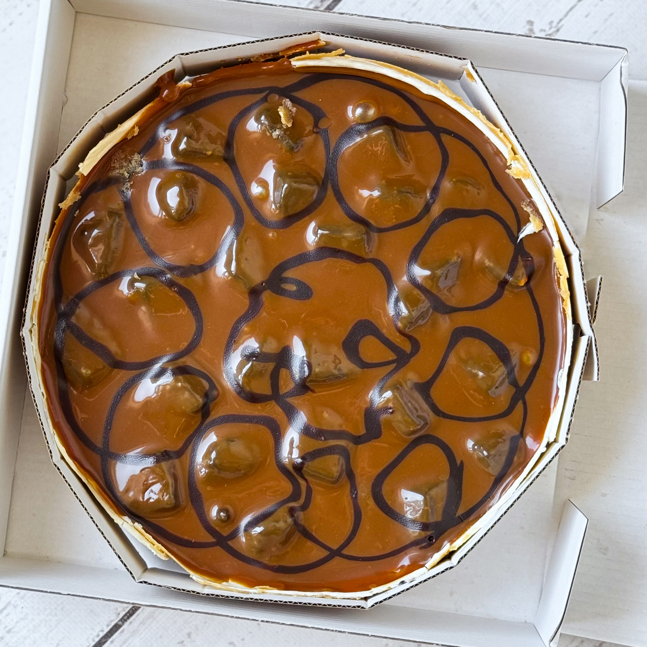 Нежный чизкейк с карамелью и кусочками из брауни. Сверху украшено шоколадом. изображение 10