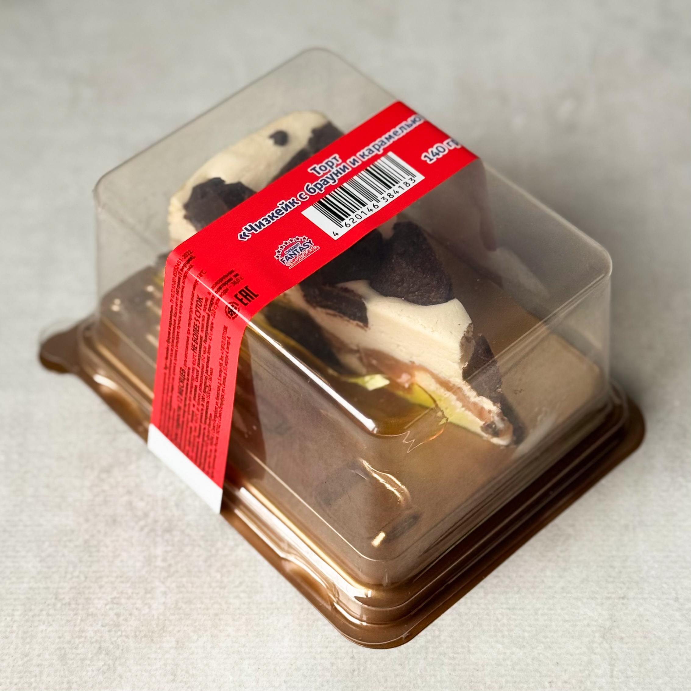 Нежный чизкейк с карамелью и кусочками из брауни. Сверху украшено шоколадом. изображение 2