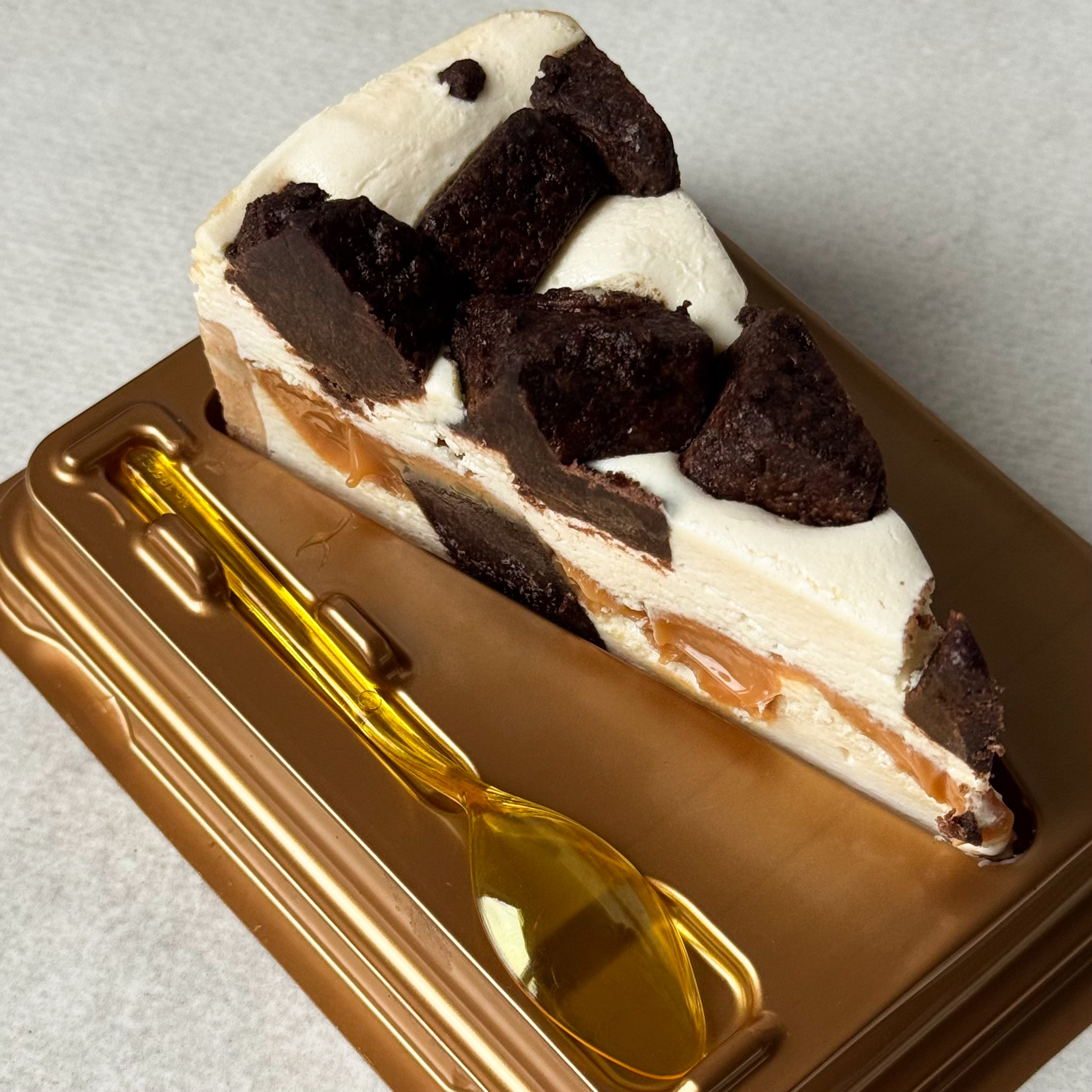 Нежный чизкейк с карамелью и кусочками из брауни. Сверху украшено шоколадом. изображение 3