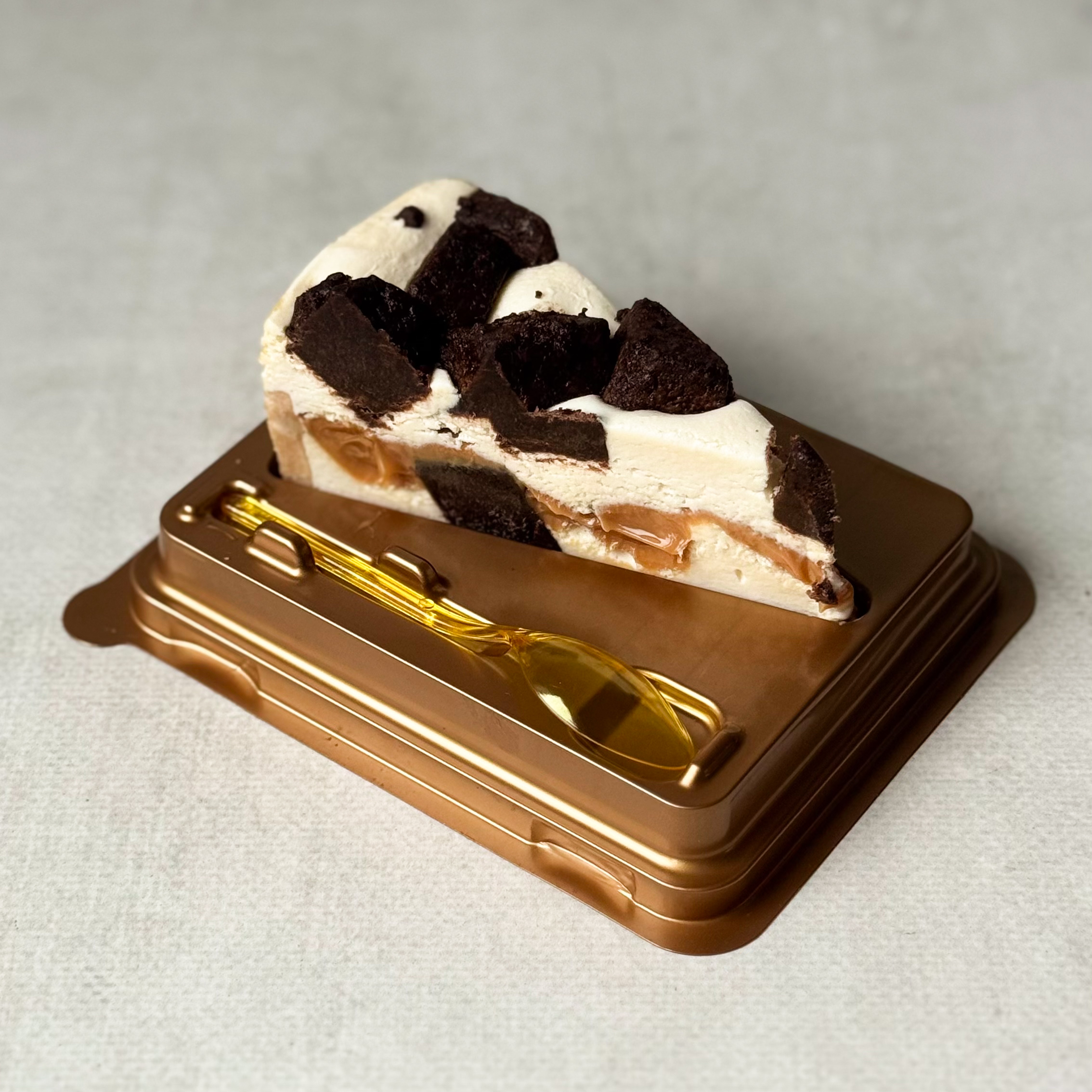 Нежный чизкейк с карамелью и кусочками из брауни. Сверху украшено шоколадом. изображение 4