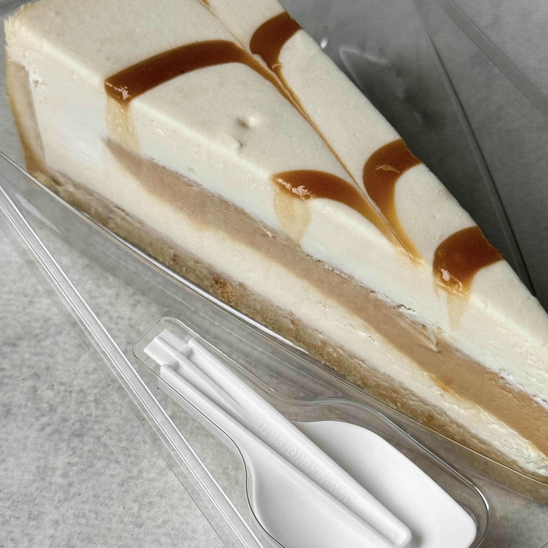 Сладкий чизкейк из сливочного сыра и прослойками карамели. изображение 4