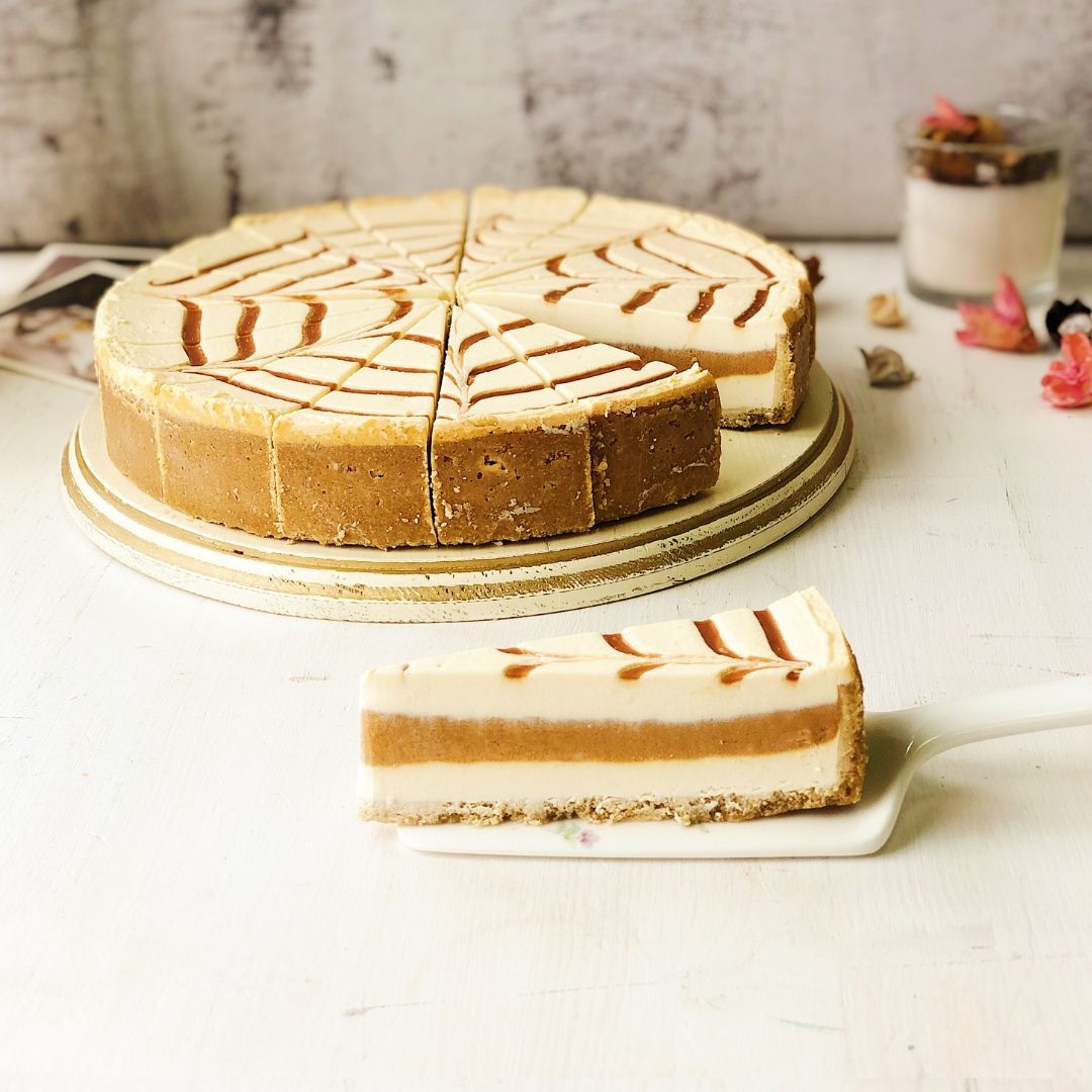 Сладкий чизкейк из сливочного сыра и прослойками карамели. изображение 1